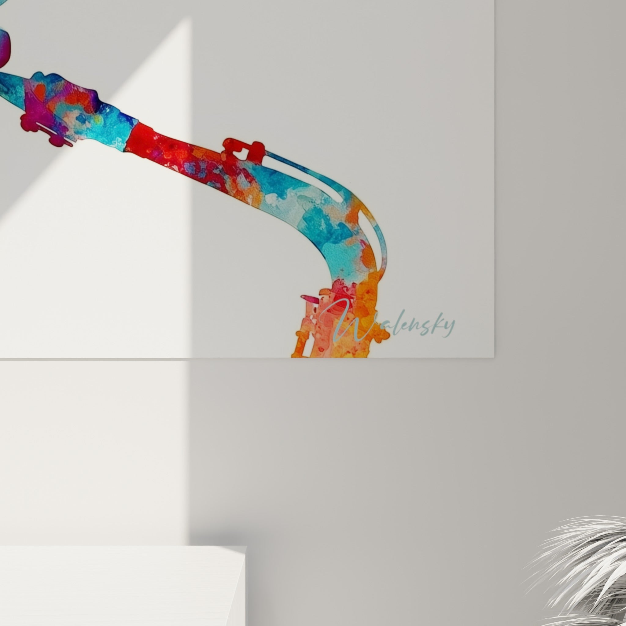Empâtements colorés turquoise et rouille sur le saxophone, grain de l'aquarelle visible de près