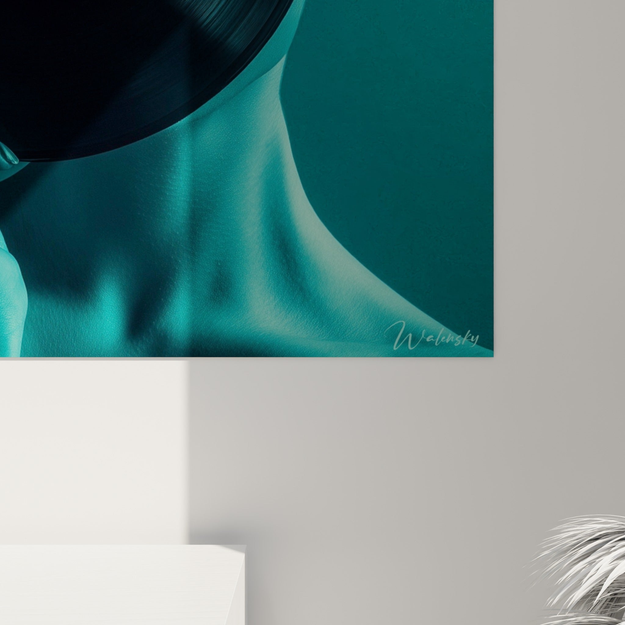 Grain métallique du vinyle Musique, sillons noirs et reflets bleu pétrole capturés en gros plan sur l'œuvre accrochée