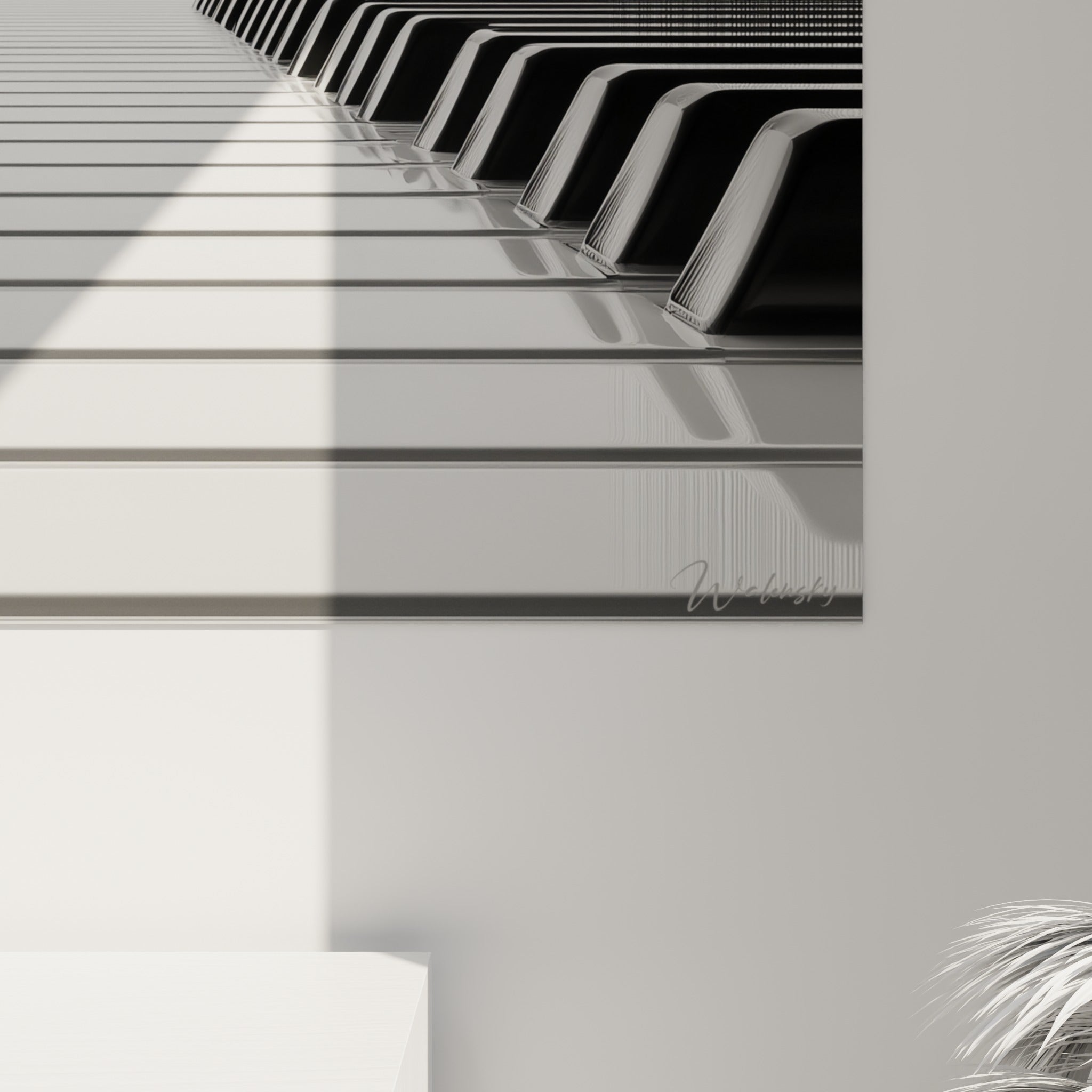 Grain et reflets sur les touches noires et blanches du clavier, lignes verticales striées et lumière rasante visibles de près