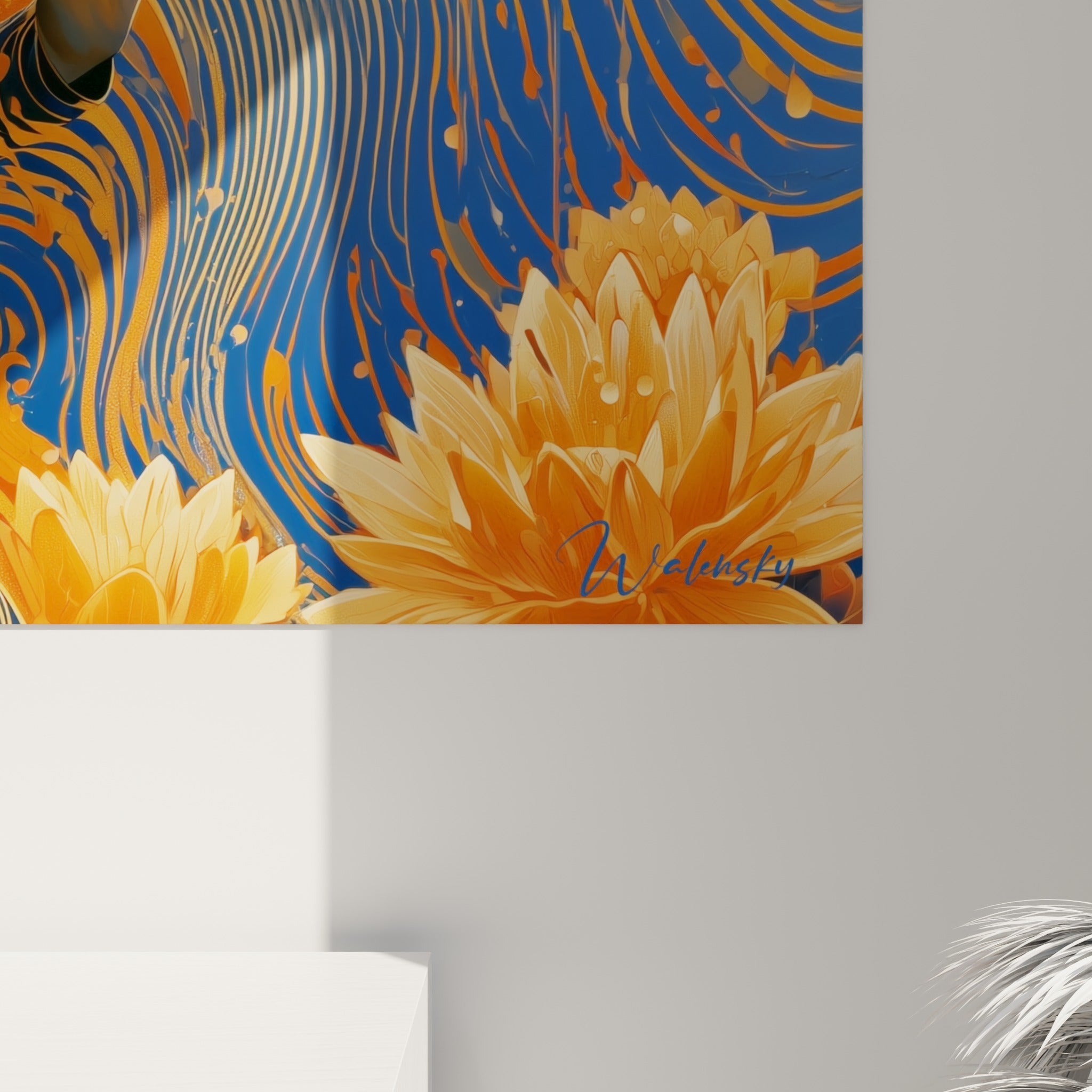 Détail des motifs floraux orangés et des vagues bleu marine sur la toile, texture et grain de l'impression visibles