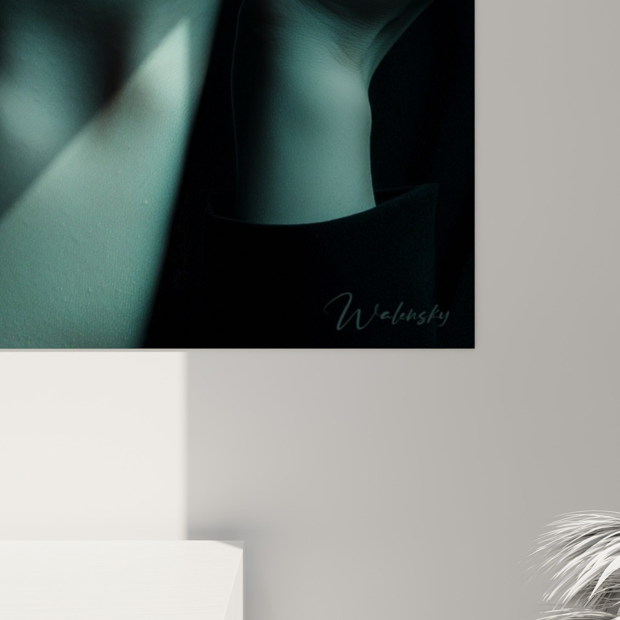 Sillons du vinyle noir et reflets bleu sarcelle visibles en détail sur l'impression accrochée au mur