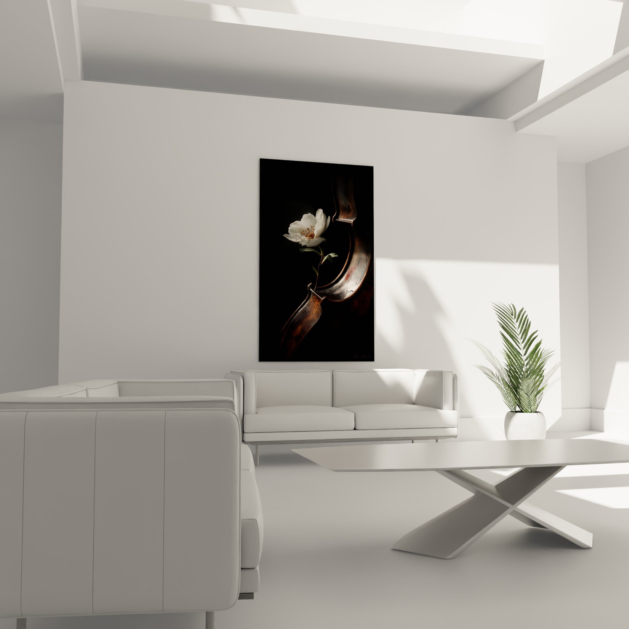 Musique tige verte reliant la fleur ivoire au violoncelle brun au-dessus d'un canapé dans un salon lumineux