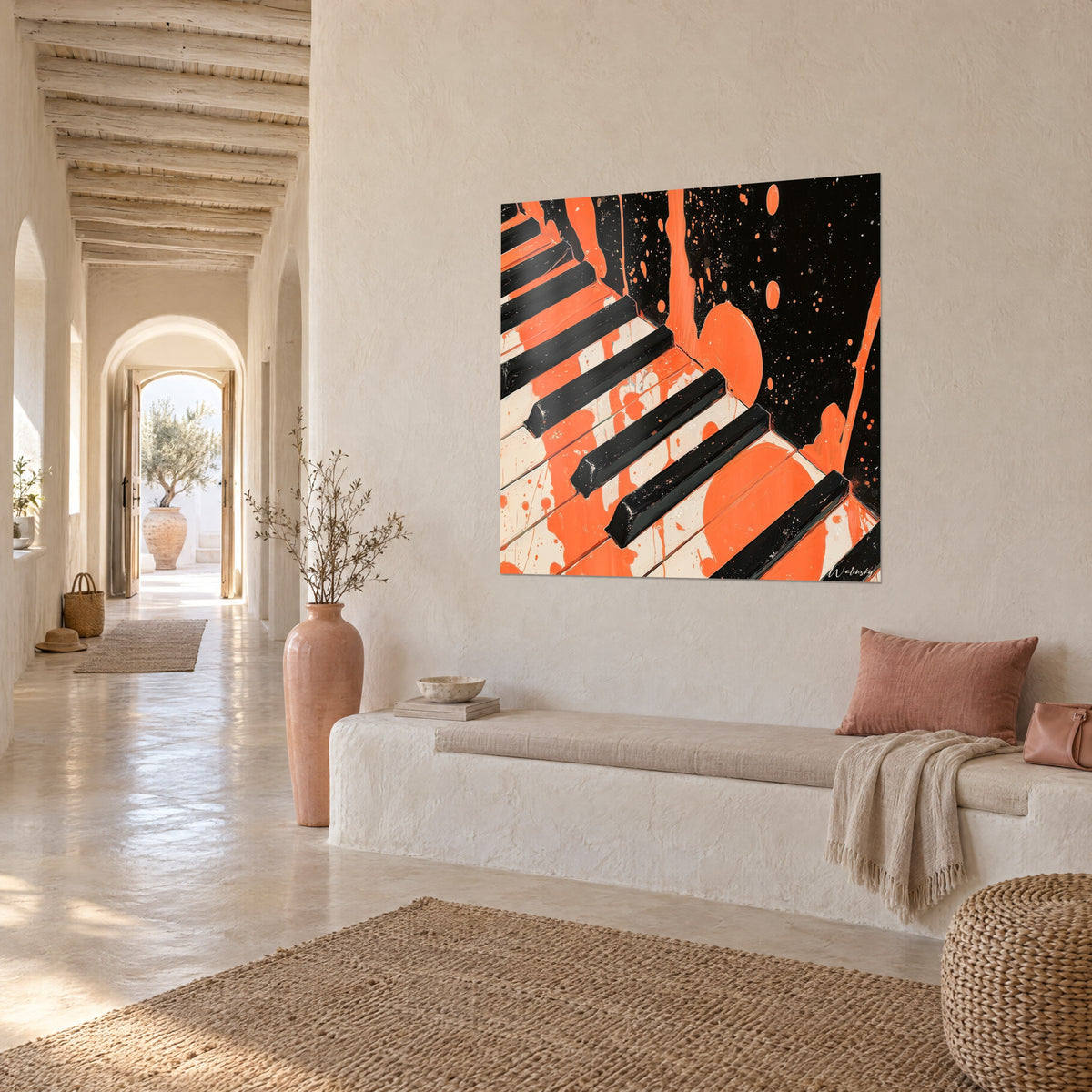 Cuadro teclado pintado con gotas naranjas vivas sobre fondo negro estrellado, pared crema, banqueta clara y pasillo abovedado en tres cuartos