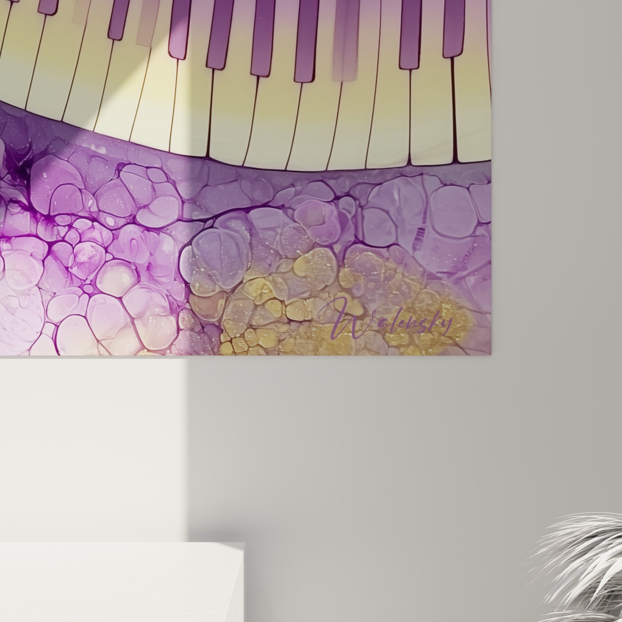 Empâtements dorés et coulures violettes sur les touches du clavier, grain marbré visible de près
