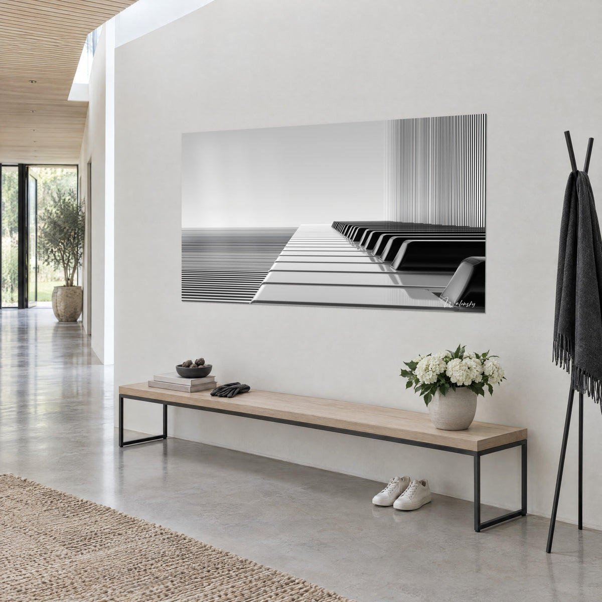 Schilderij gelakte pianotoetsen die naar de horizon verlopen, grijze en zwarte strepen, driekwart gezien tegen een witte gangmuur