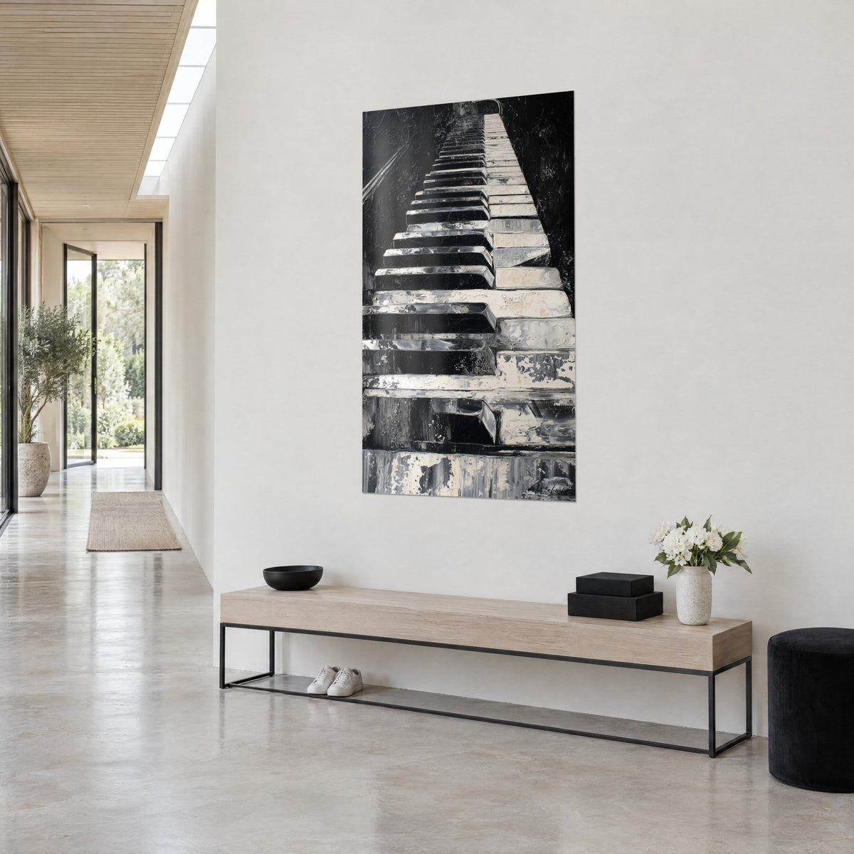 Tableau touches de piano qui fuient vers le haut, noir profond et blanc crème en empâtements, vu de trois-quarts dans un couloir clair