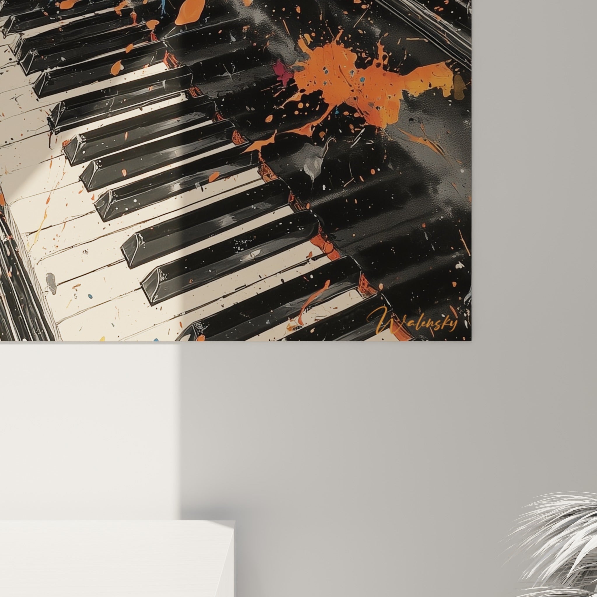 Empâtements de peinture orange et coulures anthracite sur les touches noires du clavier, grain et matière visibles de près