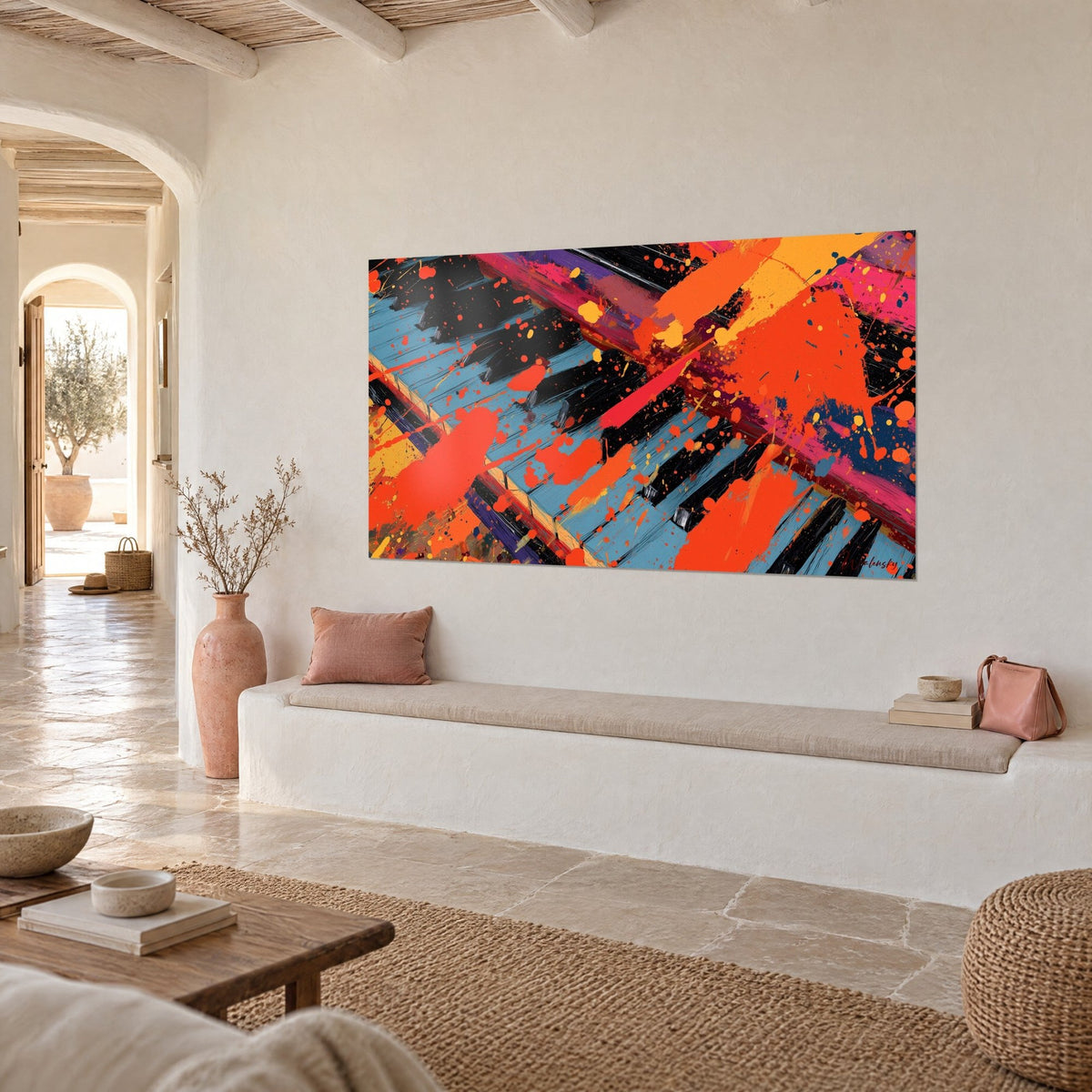 Tableau touches d'ivoire bleutées maculées de rouge-orangé et de jaune, vu de trois quarts sur un mur blanc d'un salon clair