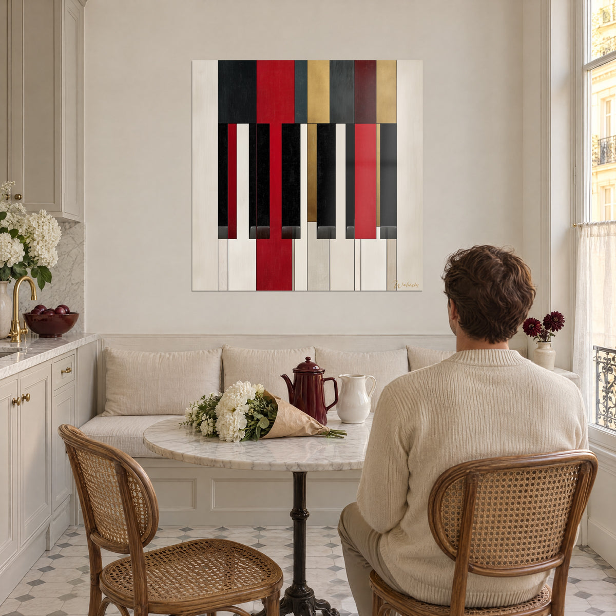 Cuadro con una partitura gráfica de teclas negras, rojas y doradas sobre fondo crema, frente a una mesa redonda de mármol