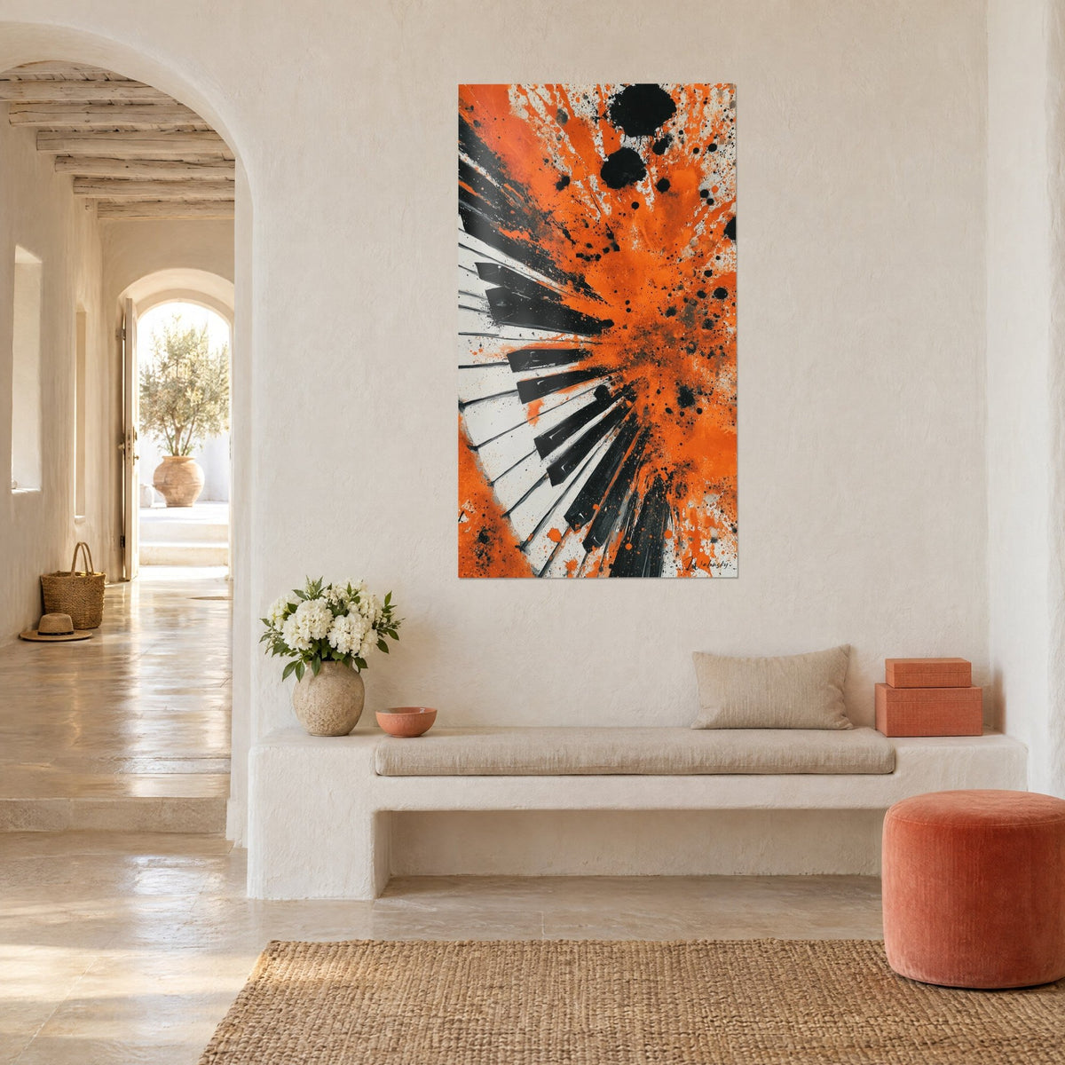 Quadro tasti neri di pianoforte in un'esplosione di vernice arancione, fondo bianco sporco, su una parete di casa mediterranea