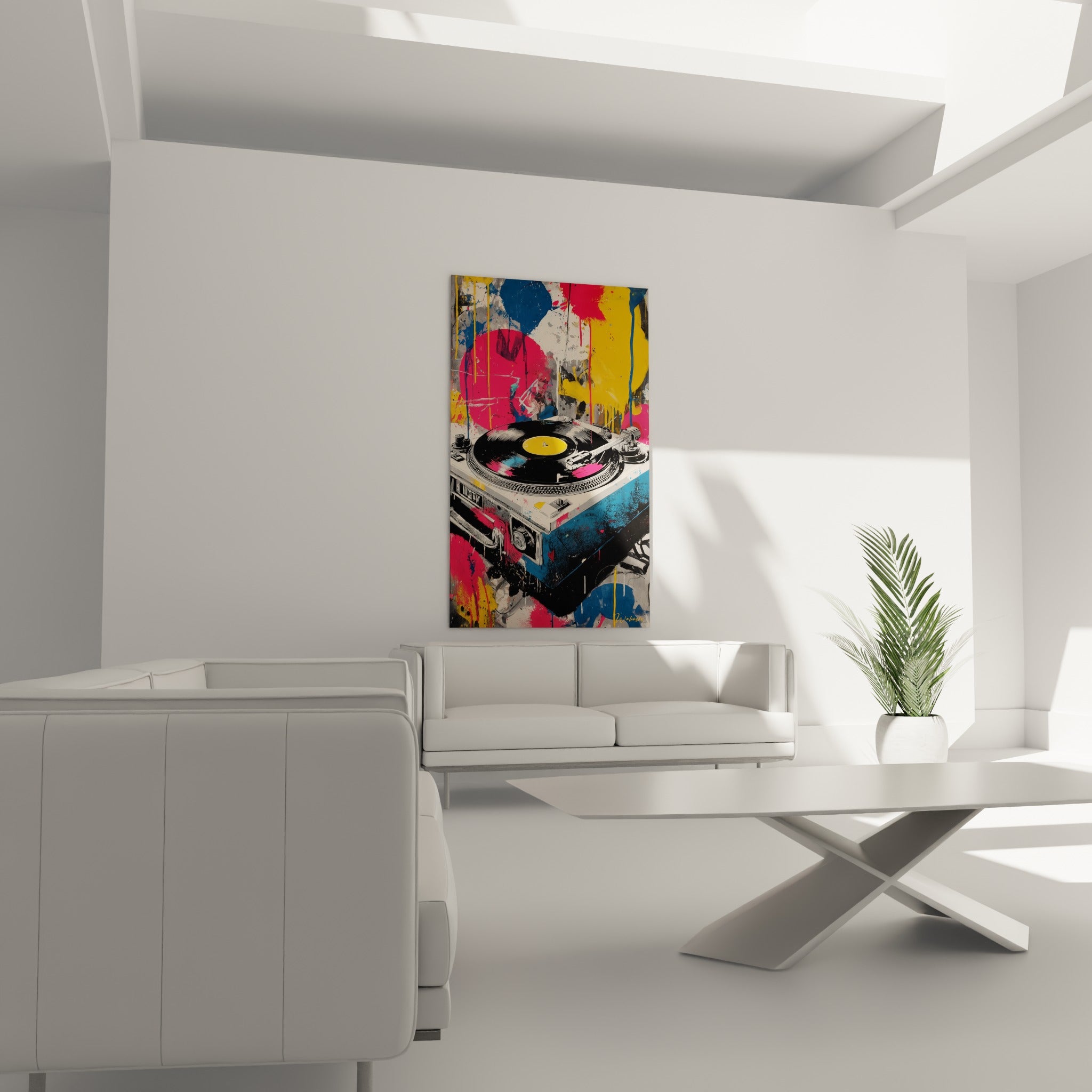 Tourne-disque graphique cerné de coulures jaune et fuchsia, tableau Musique au-dessus d'un canapé dans un salon lumineux