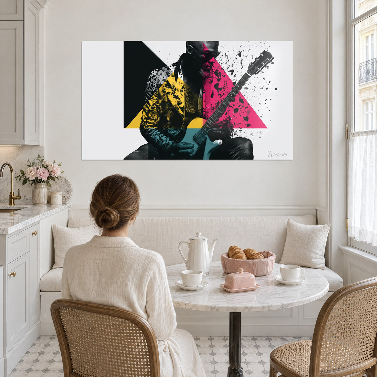 Cuadro retrato de rockero con gafas en grafismo negro, rosa y amarillo, salpicaduras de tinta, frente a una mesa de desayuno