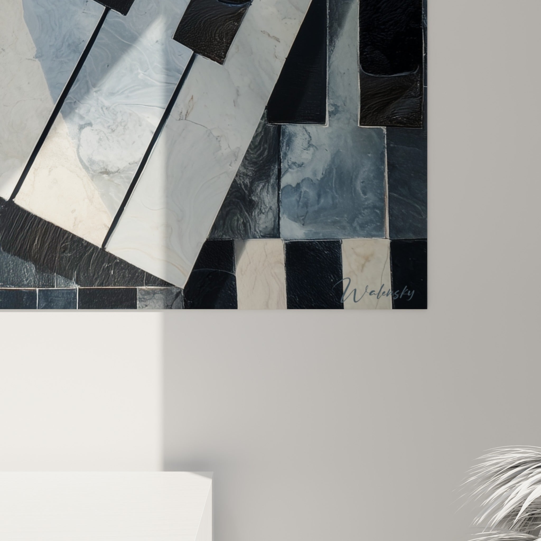 Grain marbré des touches de piano anthracite et gris perle, veinage minéral et arêtes lumineuses visibles de près