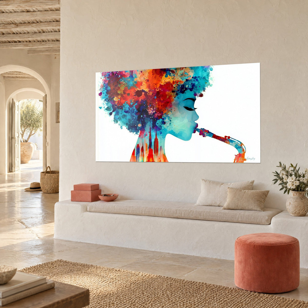 Tableau profil féminin soufflant dans un saxophone, chevelure de taches bleu cobalt et rouge, banquette blanche et pouf corail