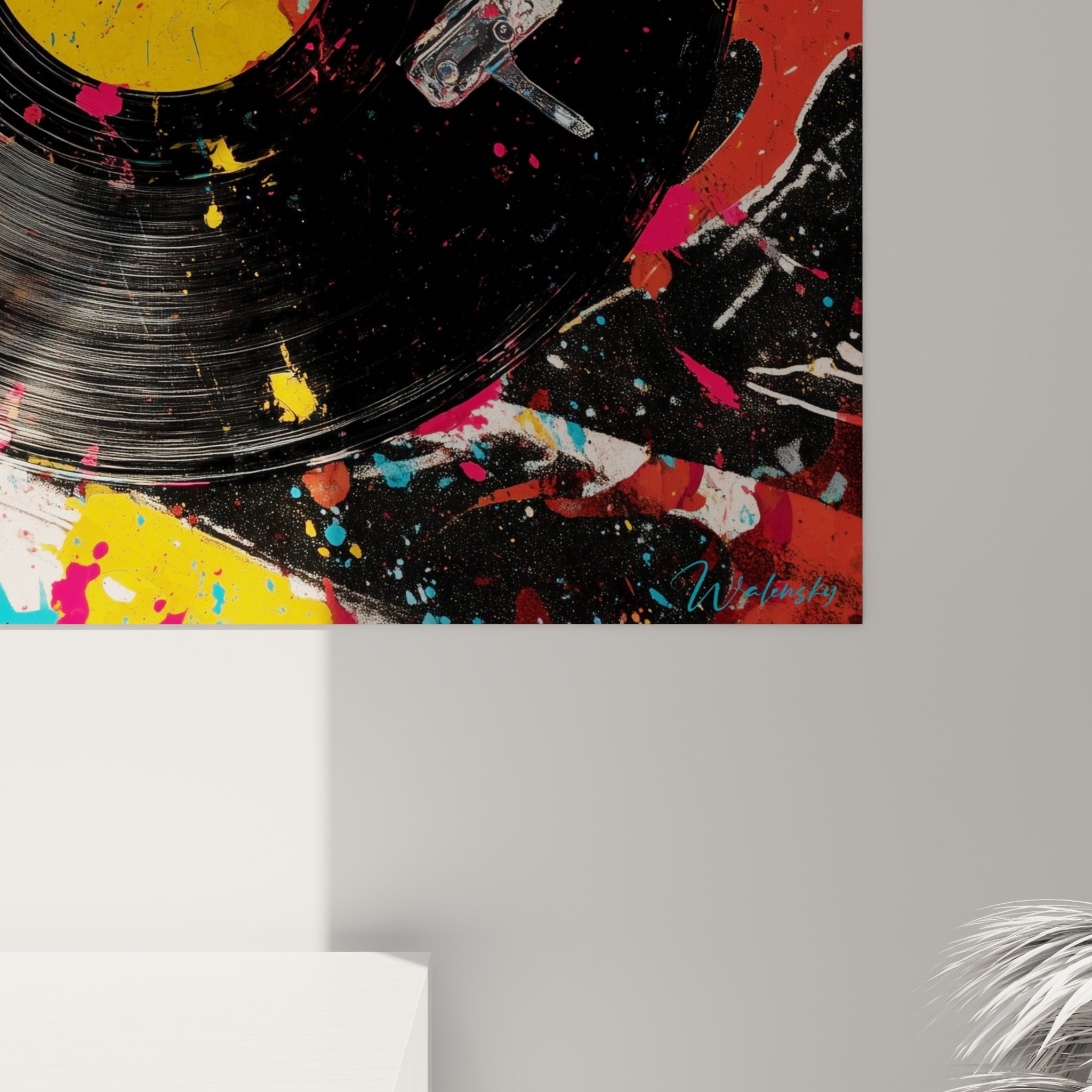Détail des coulures roses et jaunes sur le noir profond du vinyle, grain de peinture visible en gros plan