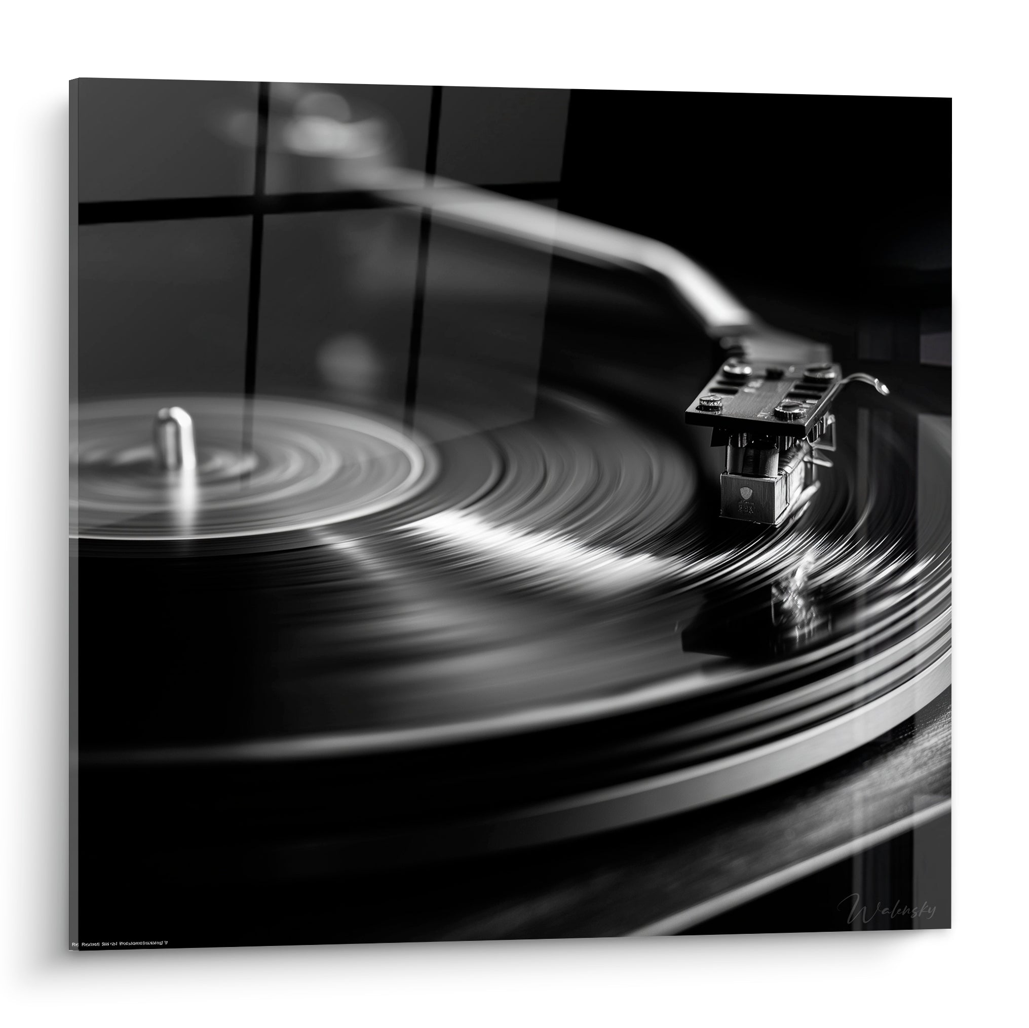 Musique en gros plan : disque vinyle noir en rotation, bras de lecture argenté, flou de mouvement saisissant