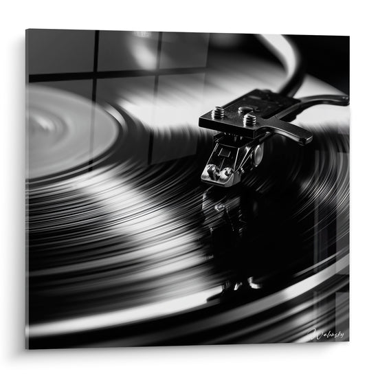 Musique en noir et argent, bras de lecture posé sur un vinyle strié en mouvement circulaire