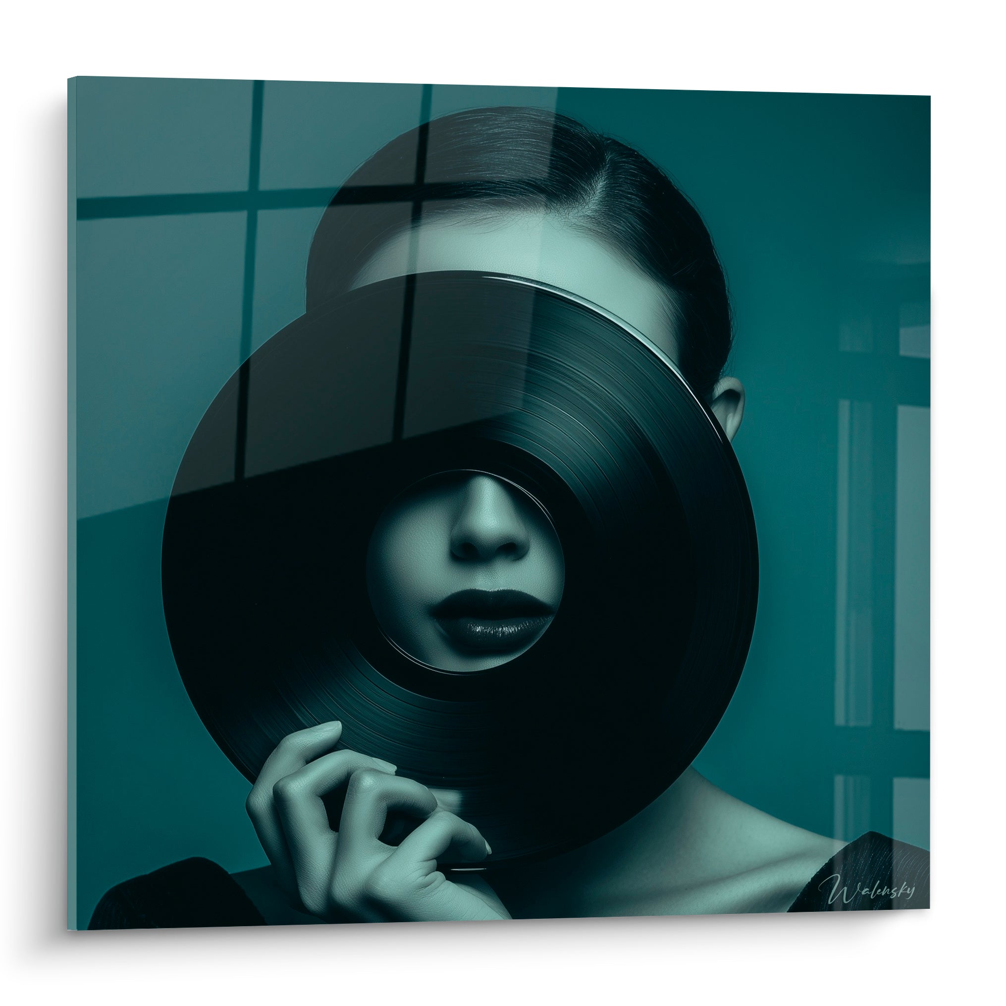 Musique en vinyle noir masque un visage bleu pétrole, lèvres visibles, main tenant le disque