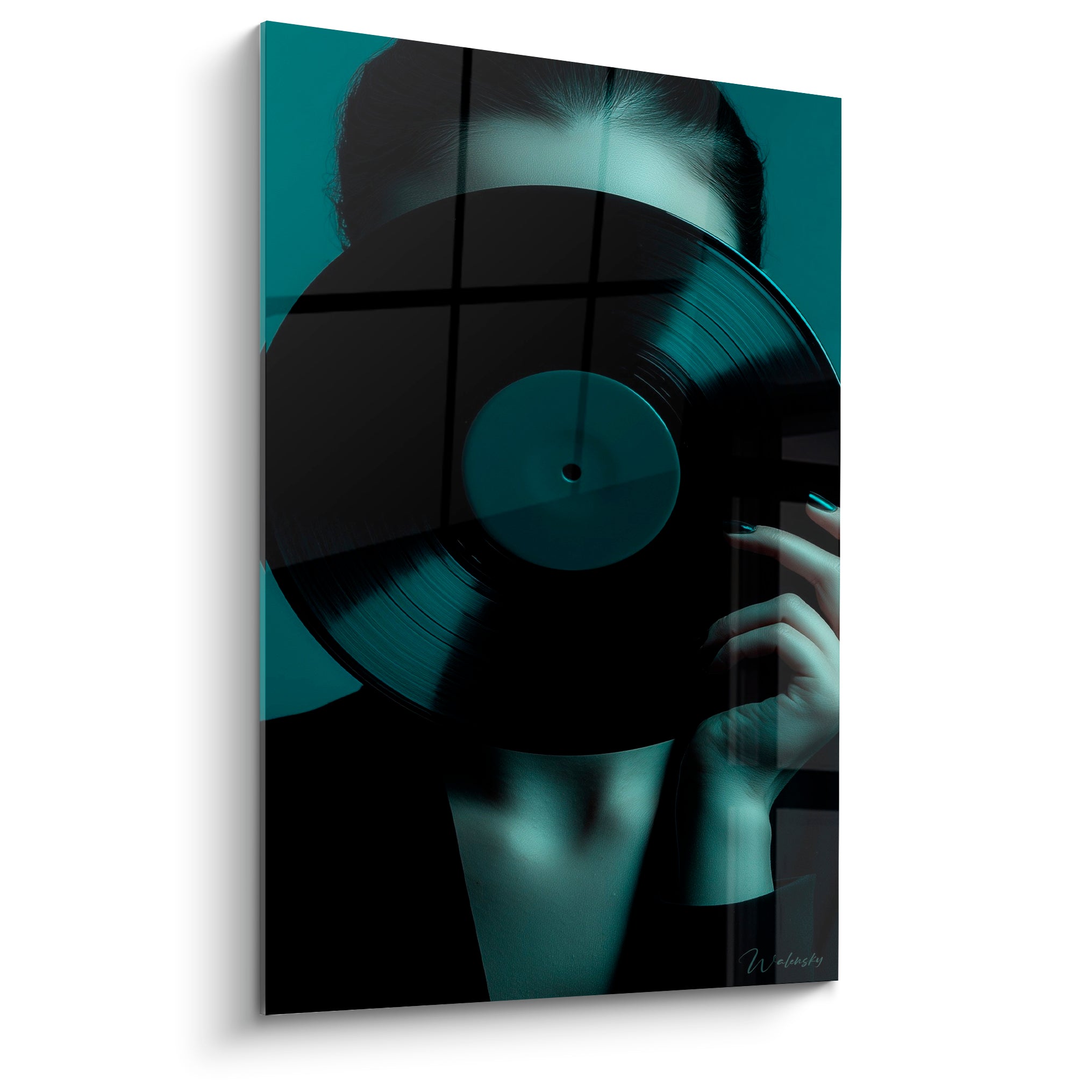Silhouette au disque vinyle noir masquant le visage, fond bleu sarcelle, main aux ongles vernis