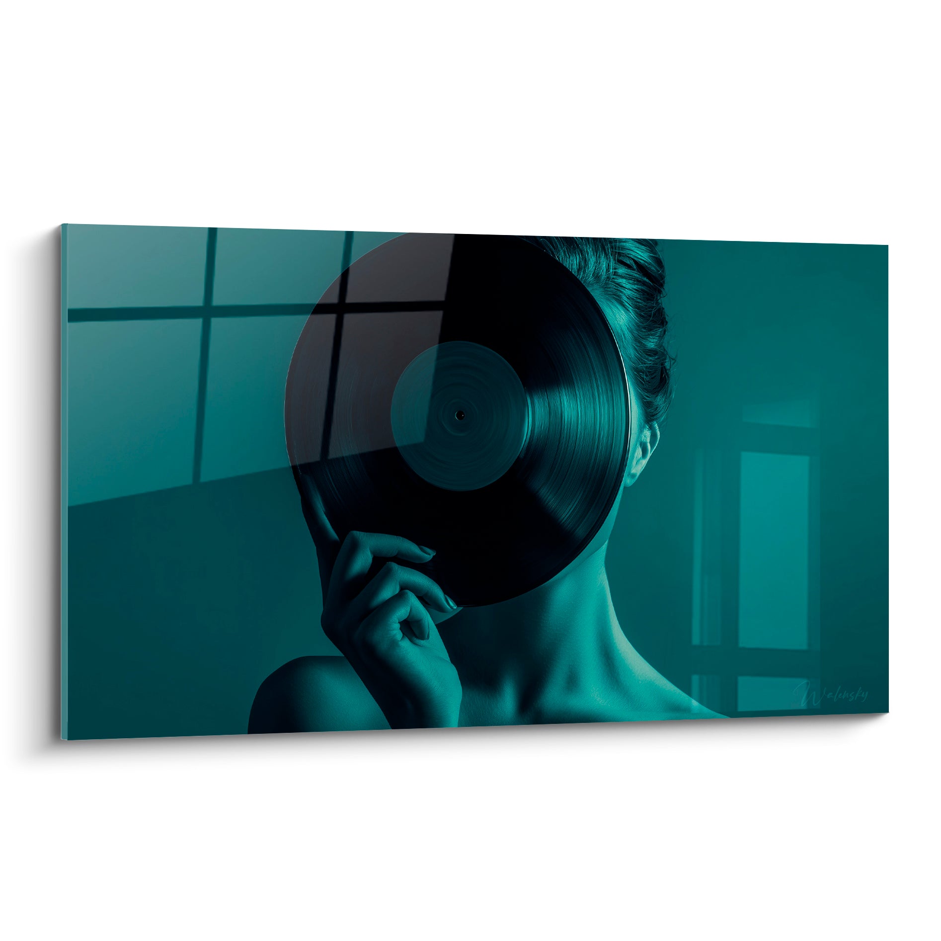 Silhouette au vinyle noir dissimulant son visage, teintes bleu sarcelle et reflets anthracite intenses