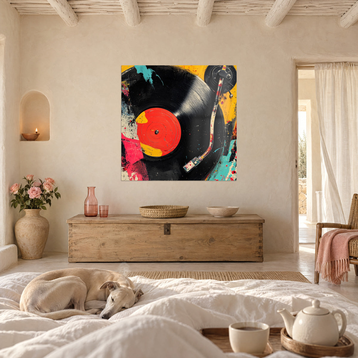 Schilderij zwarte vinylplaat met oranjerode kern, roze en gele vlekken, opgehangen boven een bed in een lichte slaapkamer