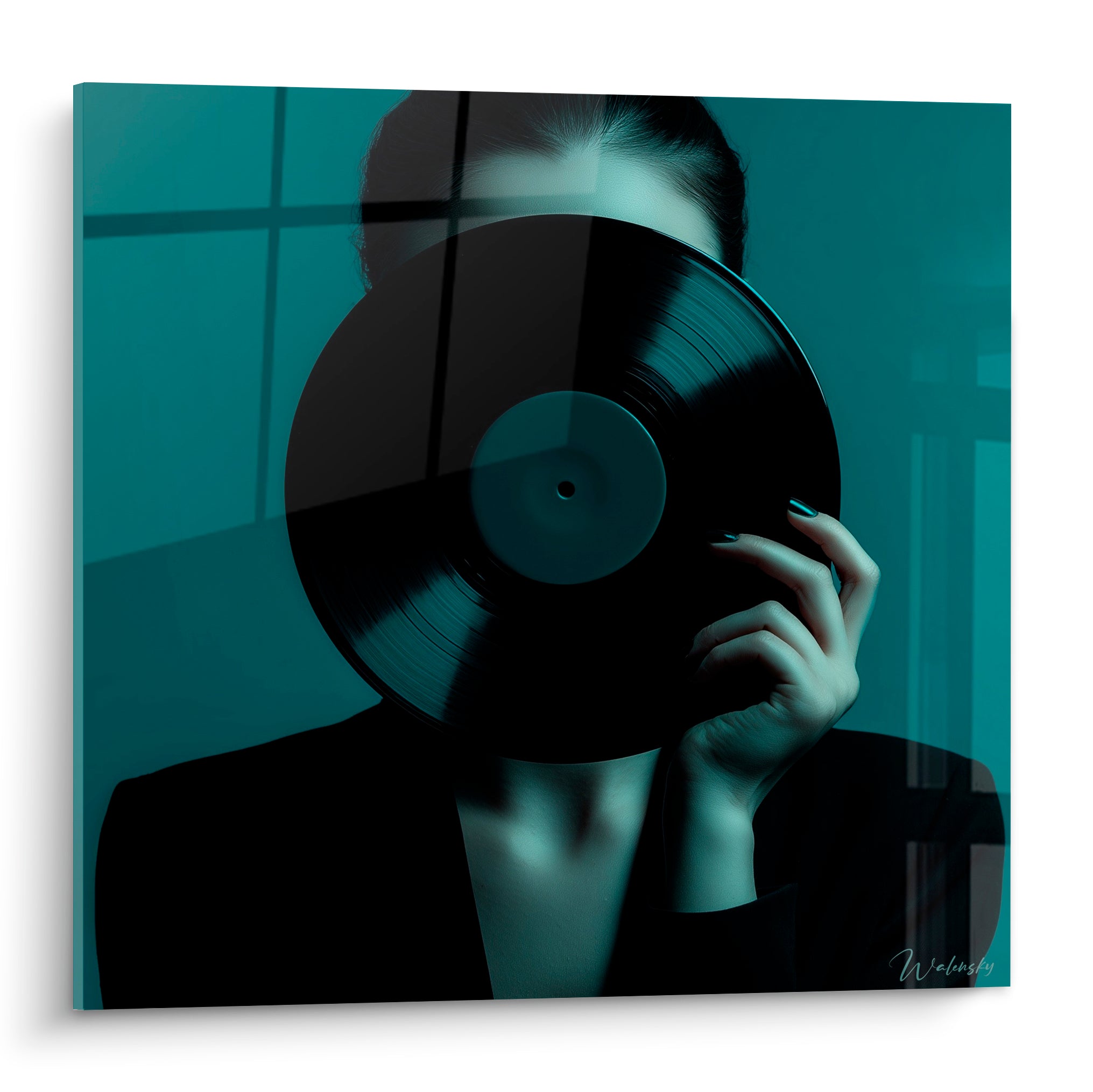 Silhouette tenant un vinyle noir devant son visage sur fond sarcelle profond et reflets vitrés