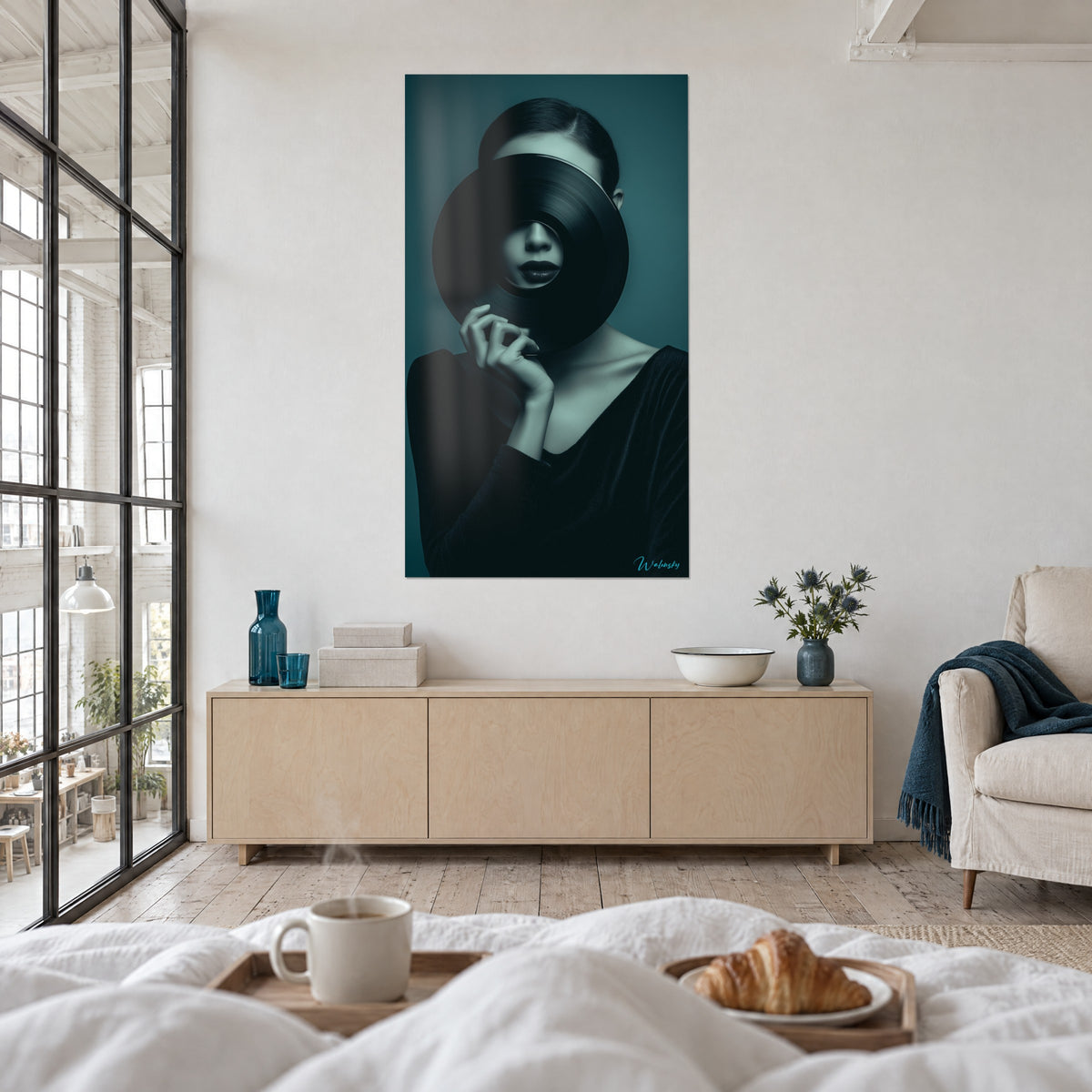 Quadro sagoma in maglione nero nascosta dietro un disco in vinile, toni blu petrolio e nero, sopra un letto in una camera luminosa