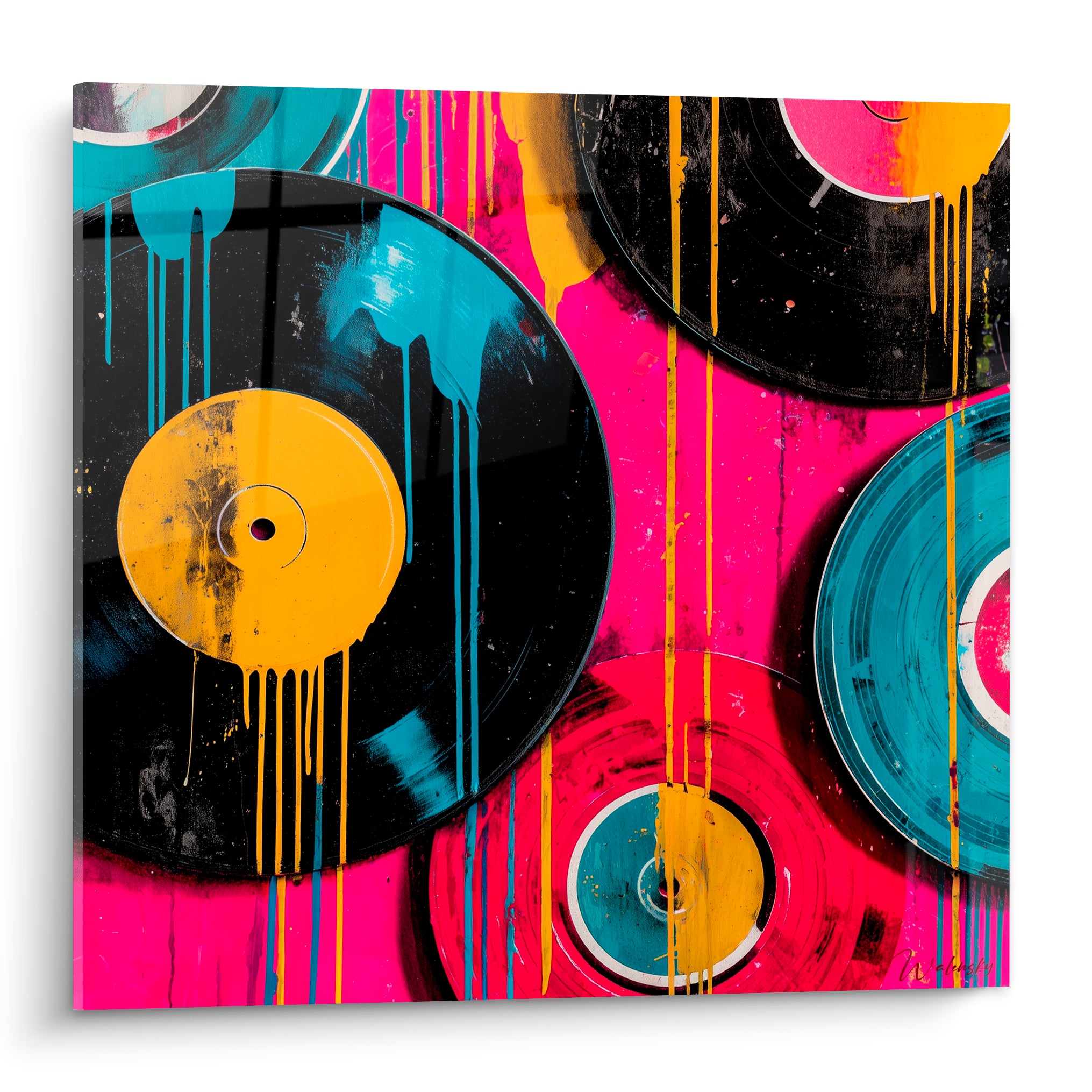 Vinyles noirs empilés aux étiquettes jaune moutarde et bleu turquoise sur fond rose fuchsia éclaboussé