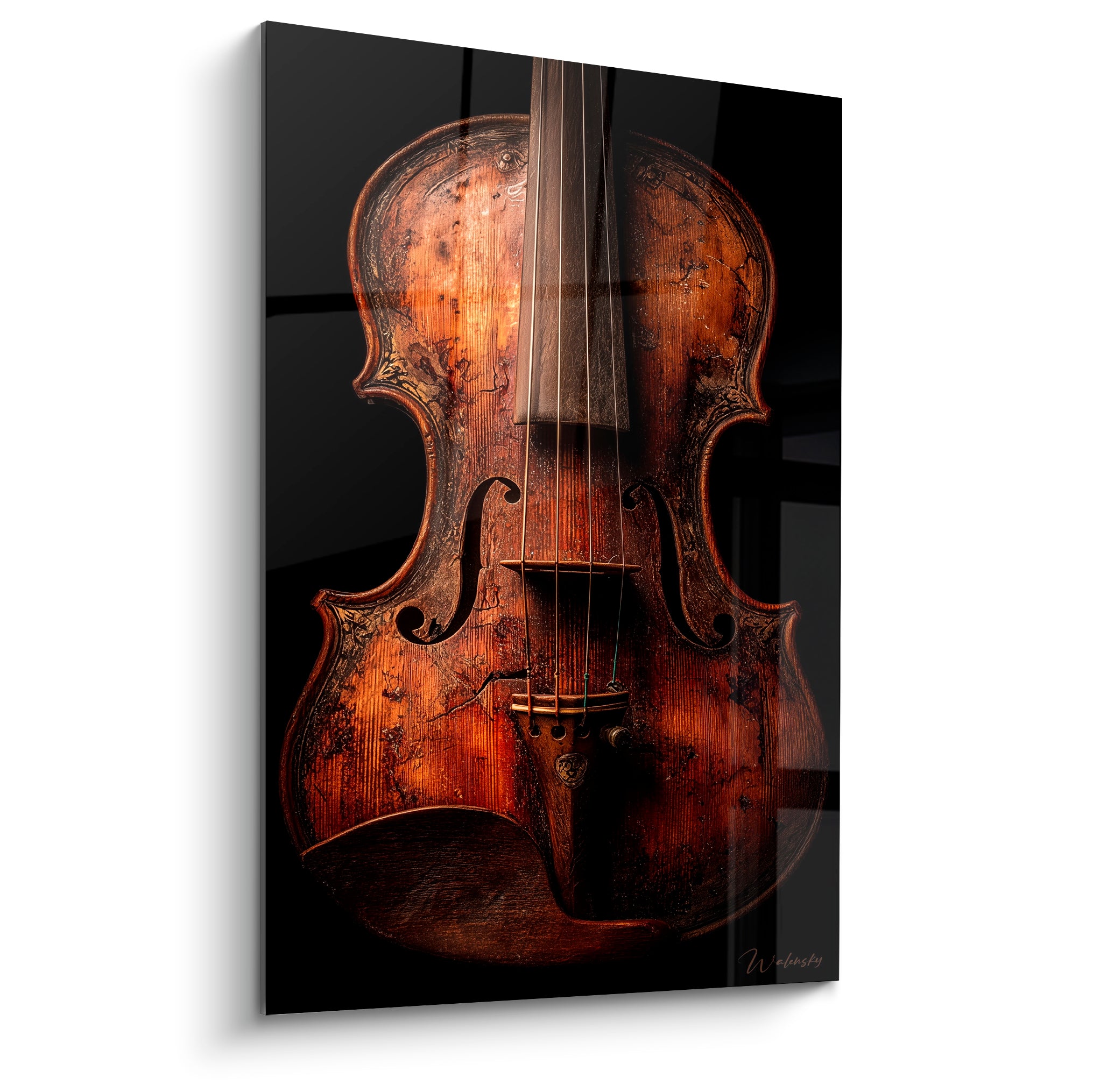 Violon ancien ambre et cuivré, vernis craquelé sur fond anthracite profond, plan resserré et texturé