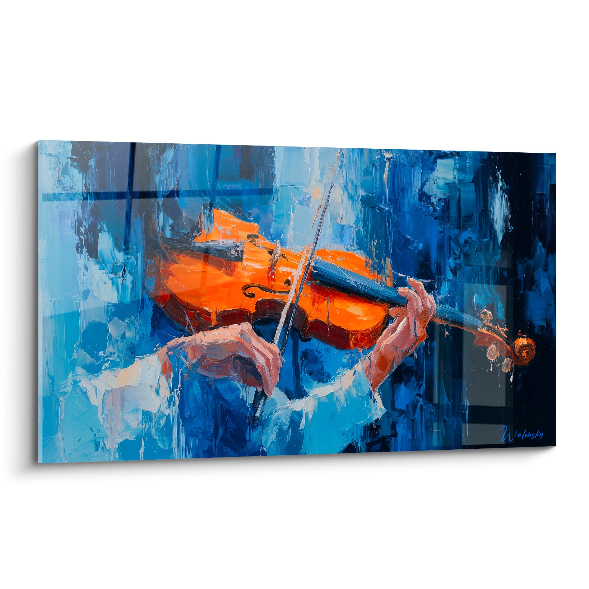 Violon ambré peint au couteau sur fond bleu cobalt et marine, mains du musicien en action