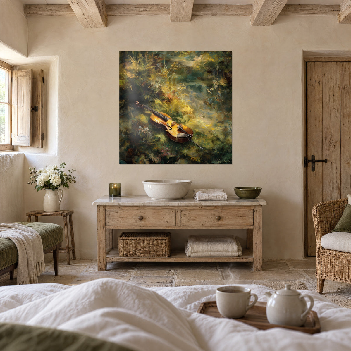 Tableau musique champêtre, caisse orangée reposant sous un feuillage émeraude et or, personne de dos au-dessus d'un lit dans une chambre claire