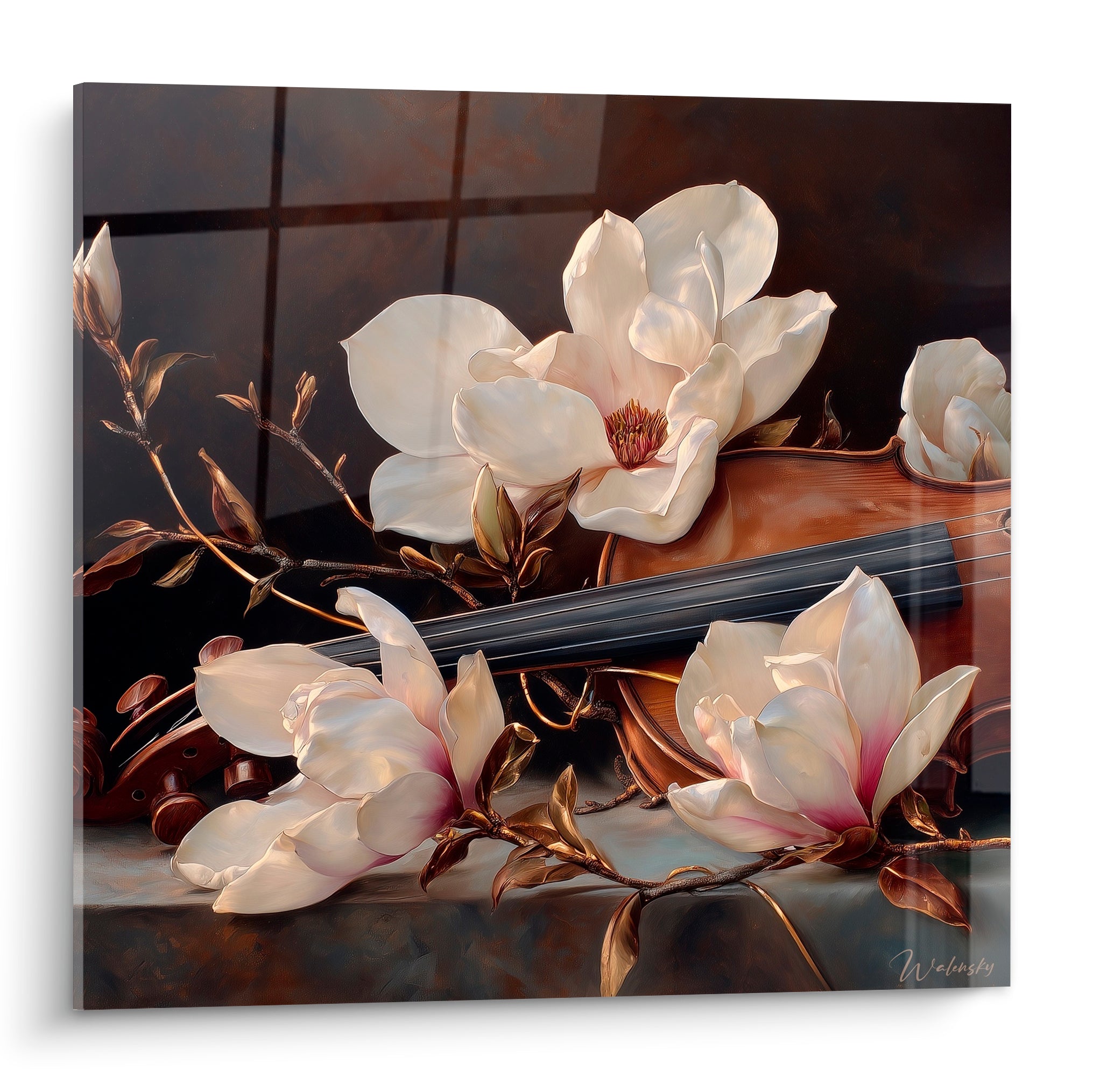 Violon ambré et magnolias blancs peints sur fond anthracite, pétales roses et branches dorées entrelacées