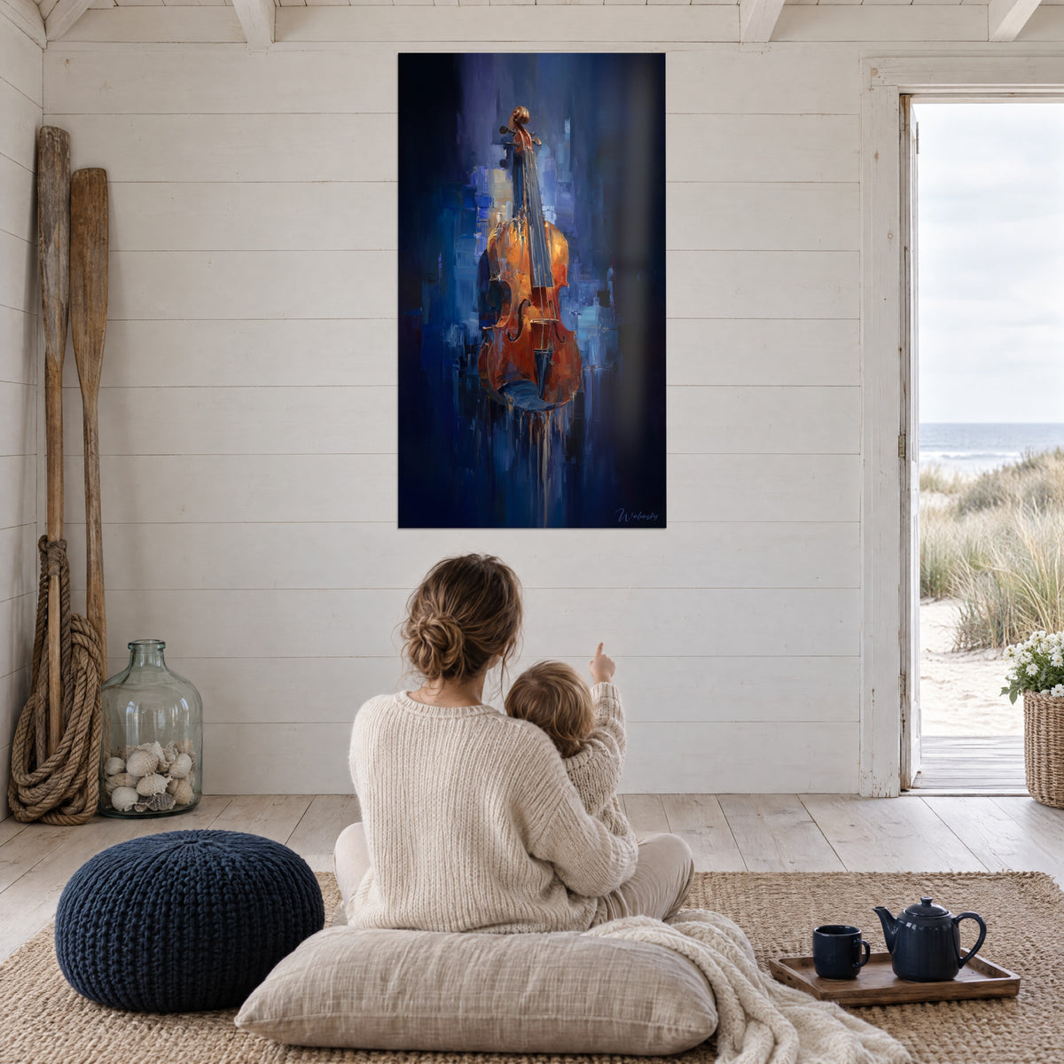 Quadro violino senza archetto, violino ambra in un alone blu cobalto, osservato da una madre e dal suo bambino seduto su un cuscino a terra