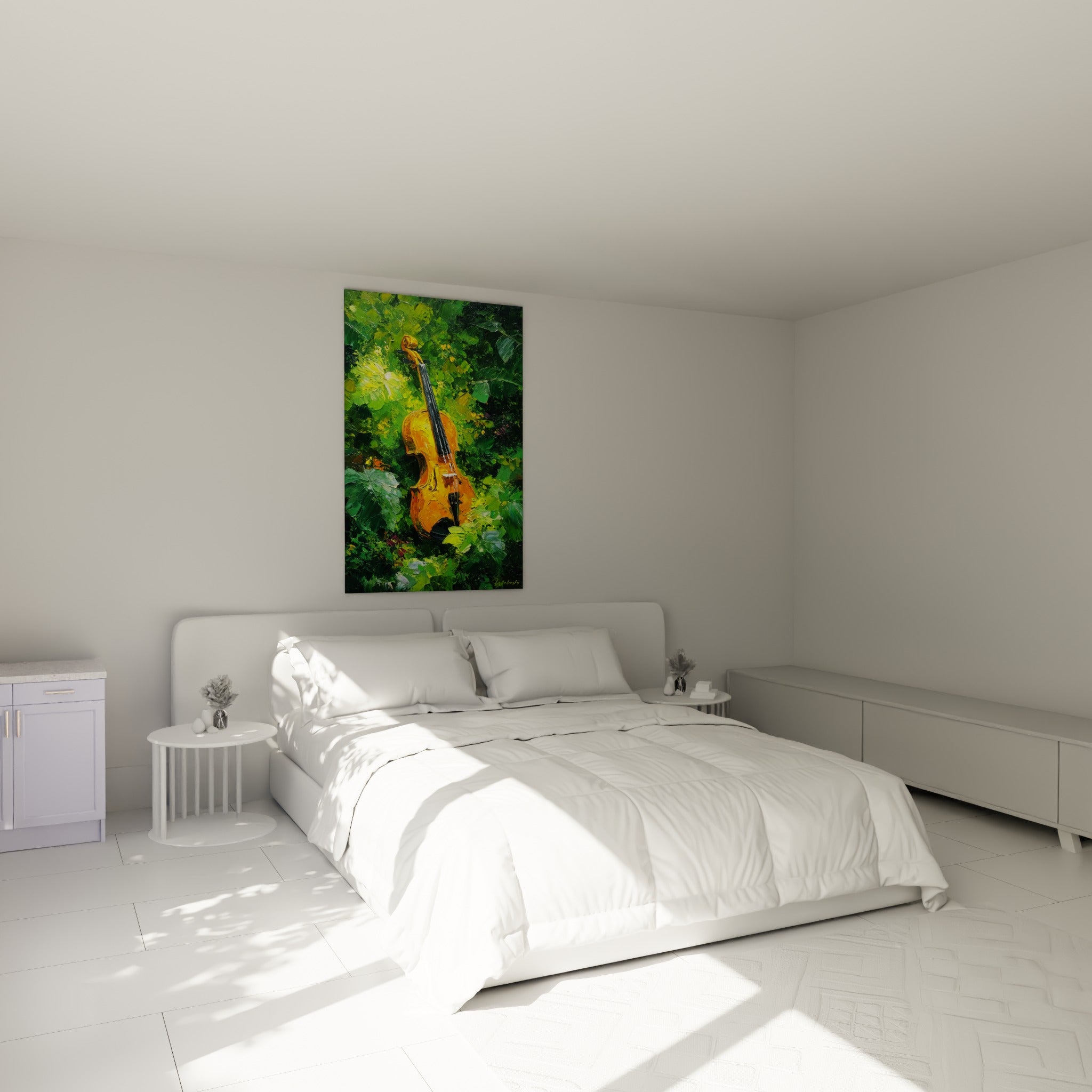 Violon doré entouré de verdure dense, accroché au-dessus d'un lit dans une chambre claire
