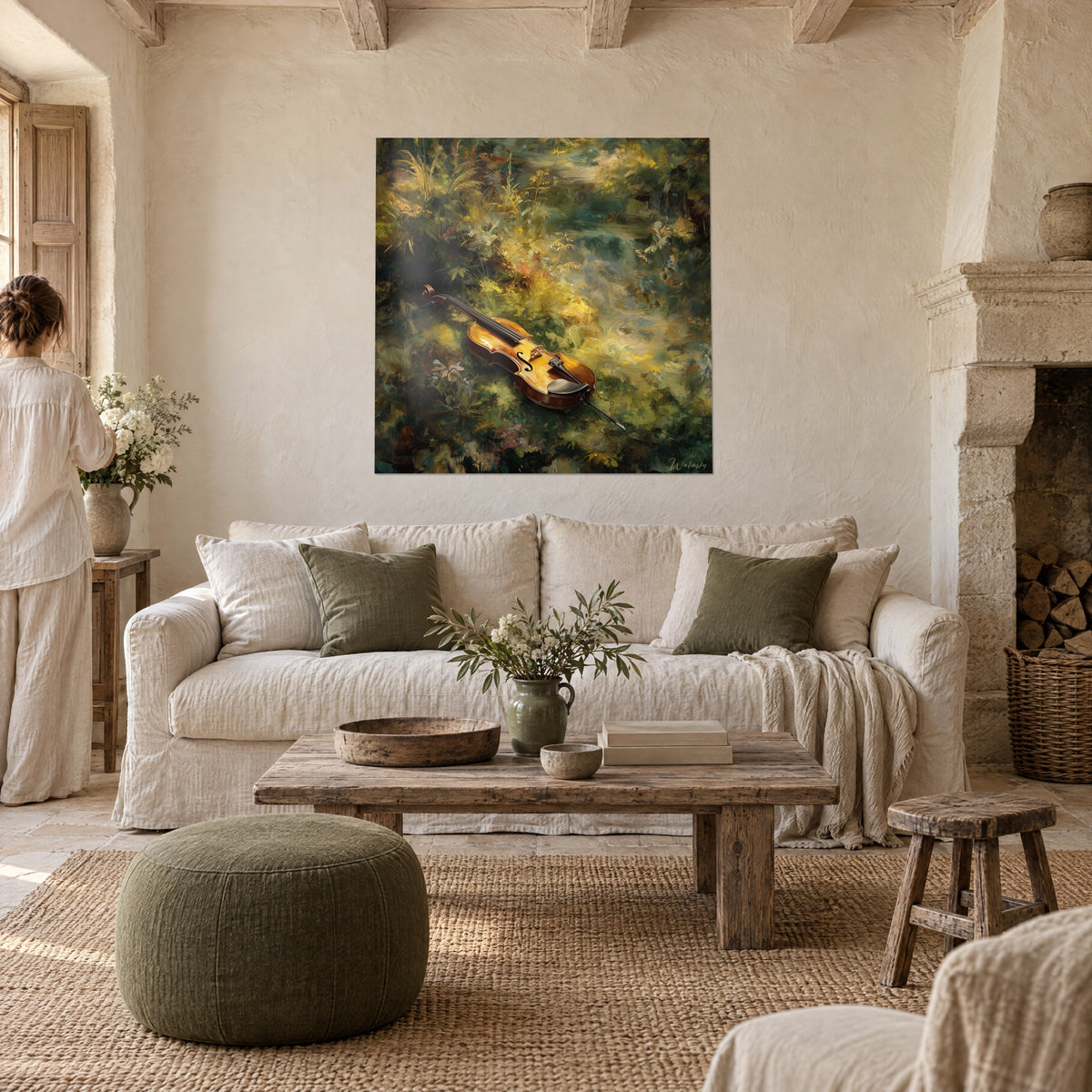 Tableau violon ambré couché dans l'herbe, touches vert mousse et jaune doré, personne de dos au-dessus d'un canapé dans un salon lumineux