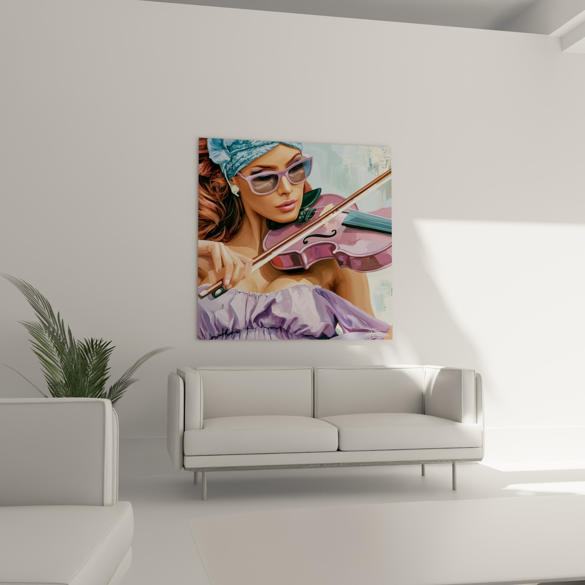 Portrait de violoniste rose et bordeaux au-dessus d'un canapé dans un salon lumineux