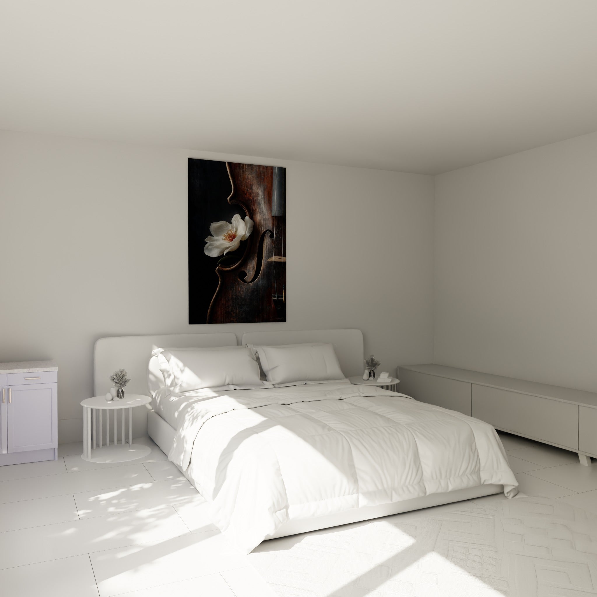 Instrument à cordes brun foncé et fleur blanche au-dessus d'un lit dans une chambre claire