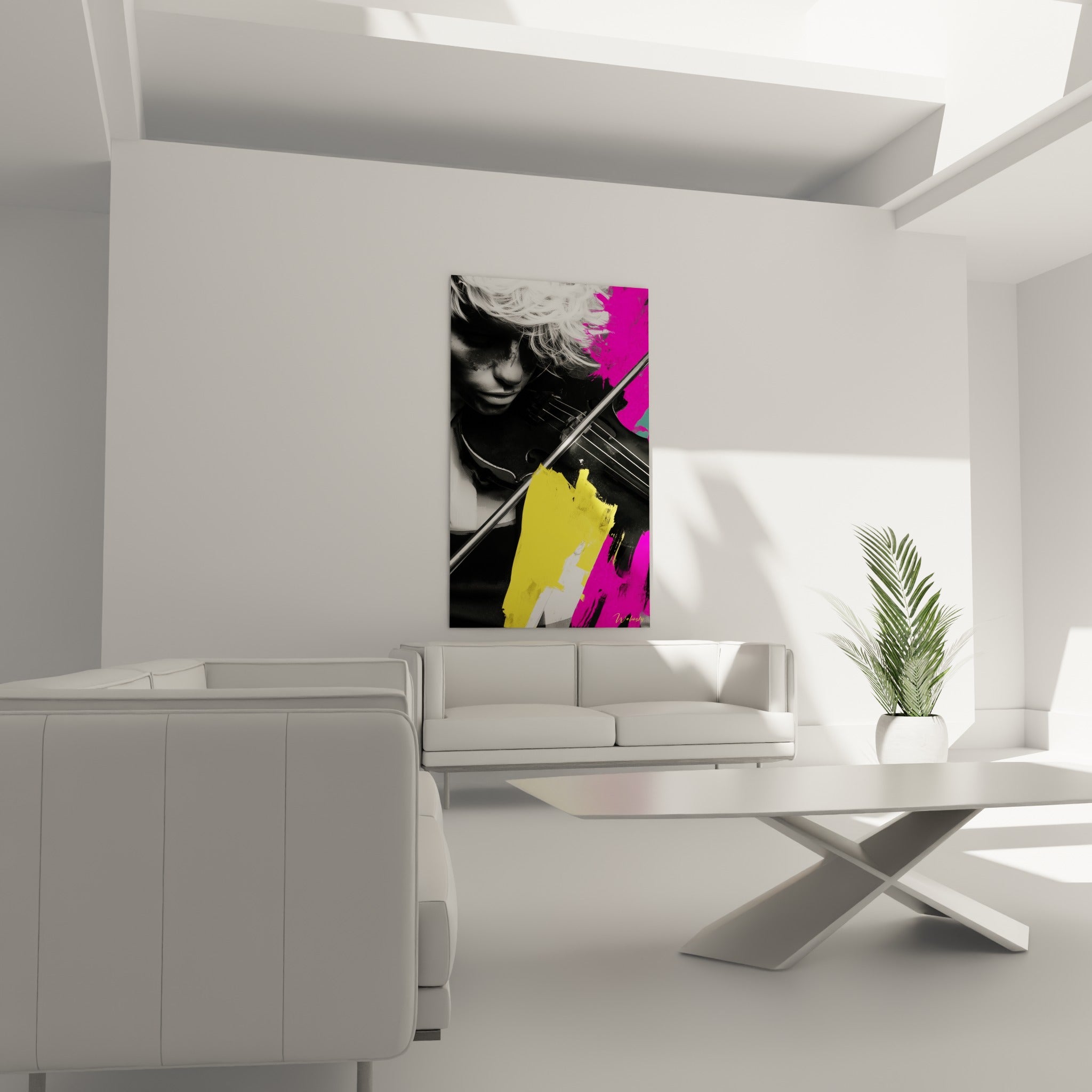 Portrait de violoniste en noir et blanc traversé de peinture jaune vif, au-dessus d'un canapé dans un salon lumineux