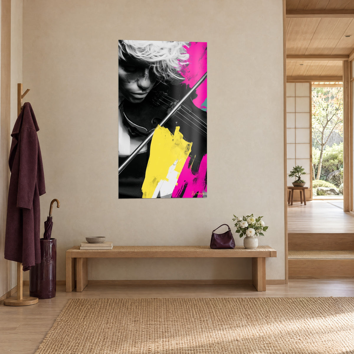 Cuadro músico en blanco y negro inclinado sobre su violín, salpicaduras rosa fucsia y amarillas, vista de tres cuartos estilo japandi