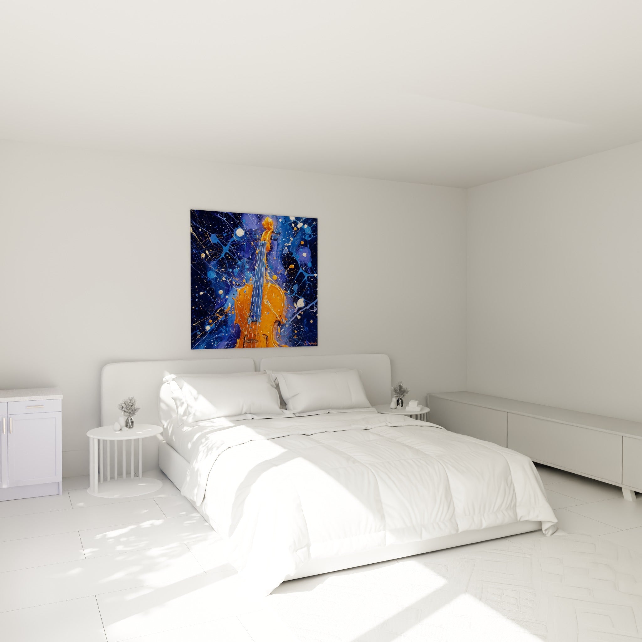 Instrument à cordes orange cuivré et bleu nuit tacheté, accroché au-dessus d'un lit dans une chambre claire