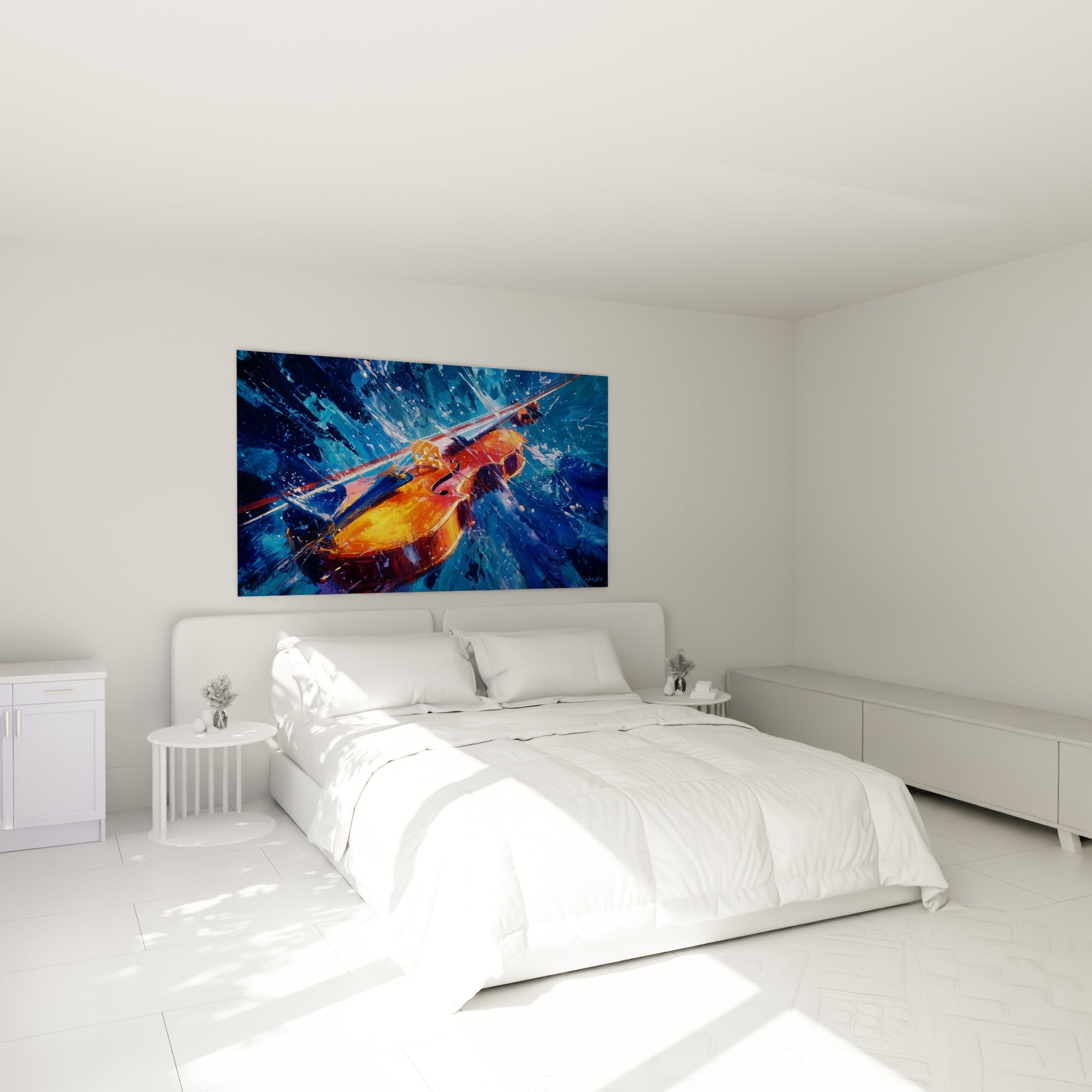 Instrument à cordes cuivré et bleu profond dominant l'espace, au-dessus d'un lit dans une chambre claire
