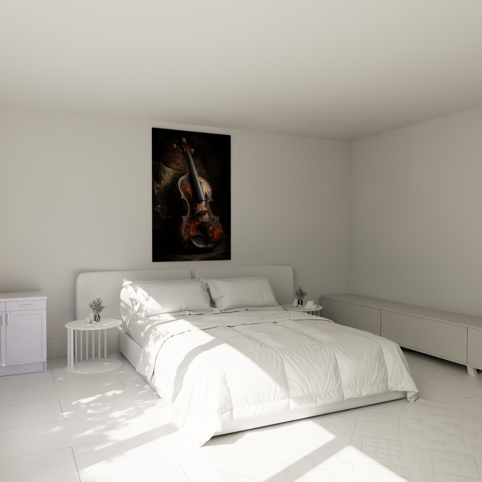 Violon cuivré aux détails sculptés accroché au-dessus d'un lit dans une chambre claire