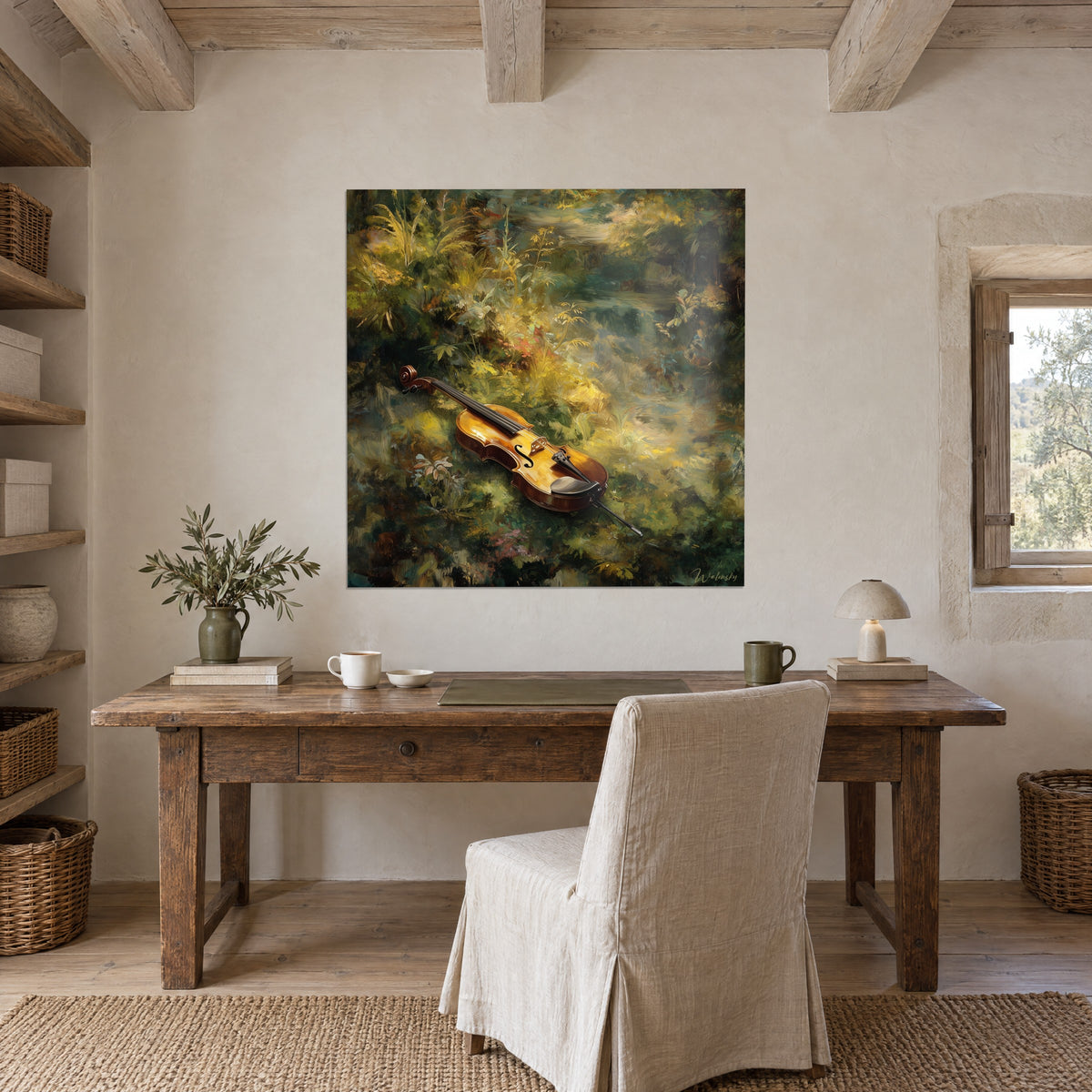 Tableau violon verni brun-roux sur tapis de feuillages mousse et jaune, accroché au-dessus d'une table de bureau en bois