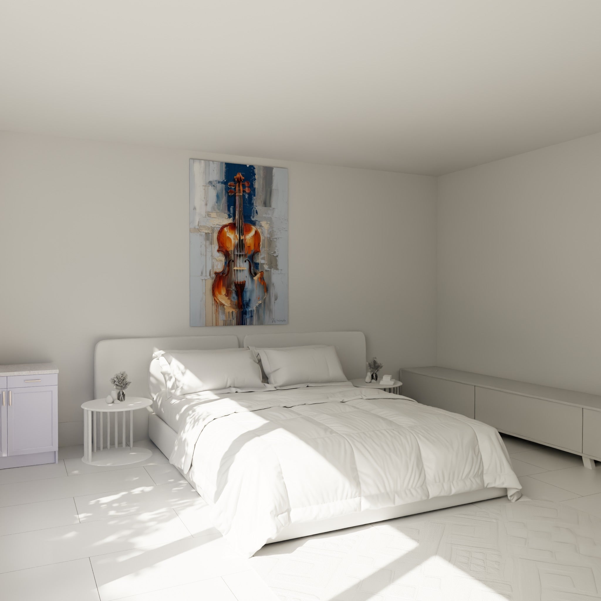 Violon fauve aux reflets dorés accroché au-dessus d'un lit dans une chambre claire et épurée.
