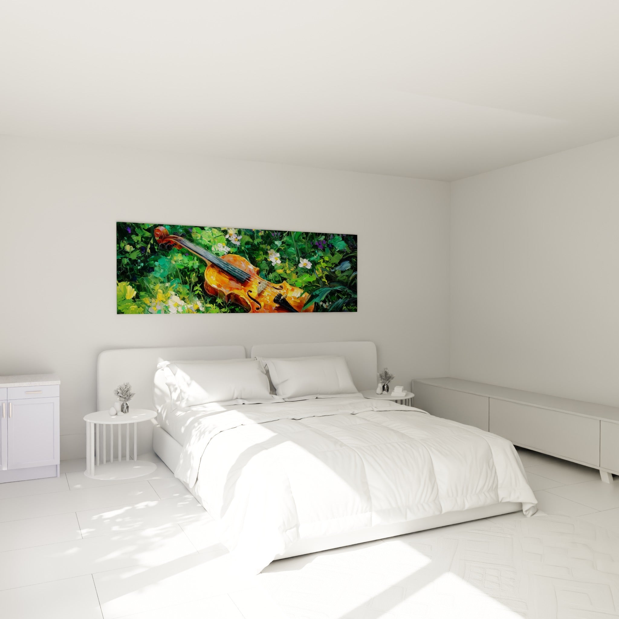 Instrument doré niché dans un feuillage vert et fleurs blanches, au-dessus d'un lit dans une chambre claire