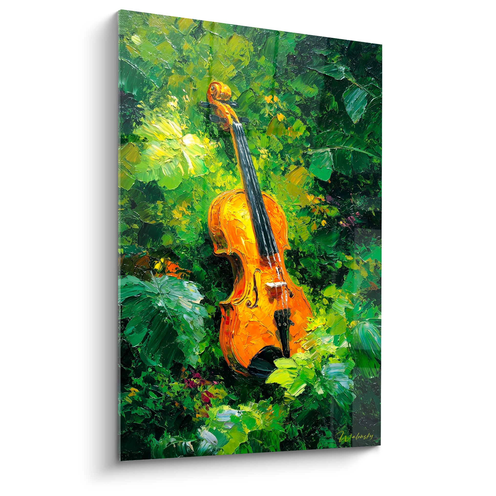 Violon ambré niché dans un feuillage vert émeraude, touches épaisses et lumière dorée traversant les feuilles
