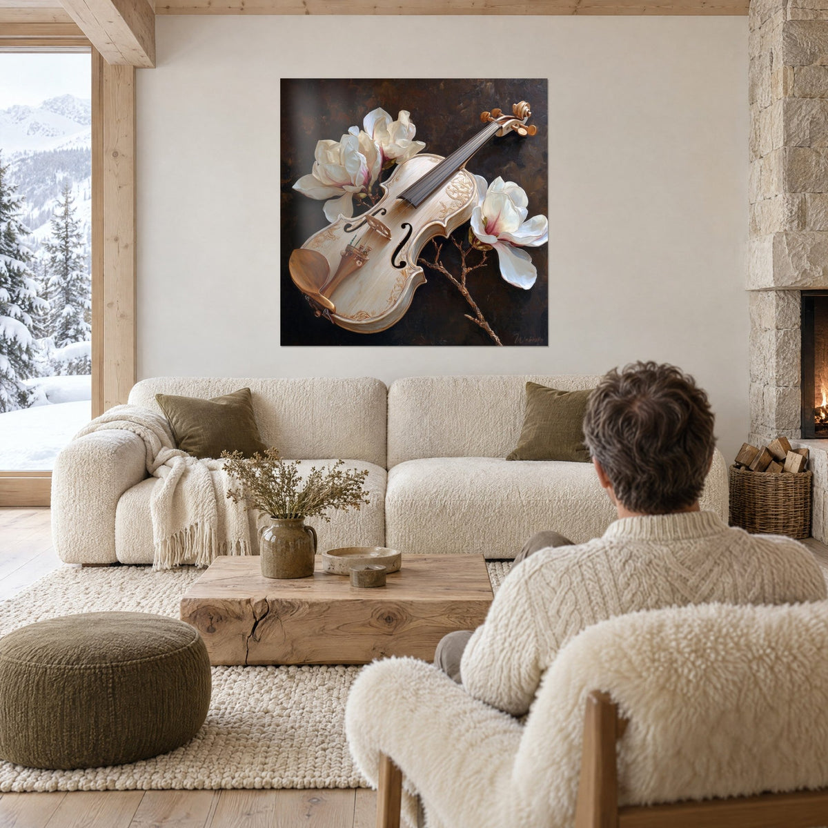 Tableau violon ivoire aux volutes dorées et magnolias blancs sur fond brun sombre, au-dessus d'un canapé dans un salon lumineux