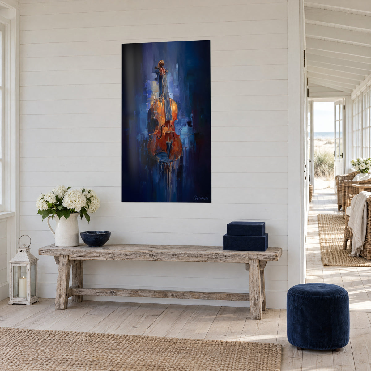 Quadro strumento a corda dai toni ramati con colature blu notte, sottile bordo nero, vista a tre quarti sopra una panca in legno chiaro