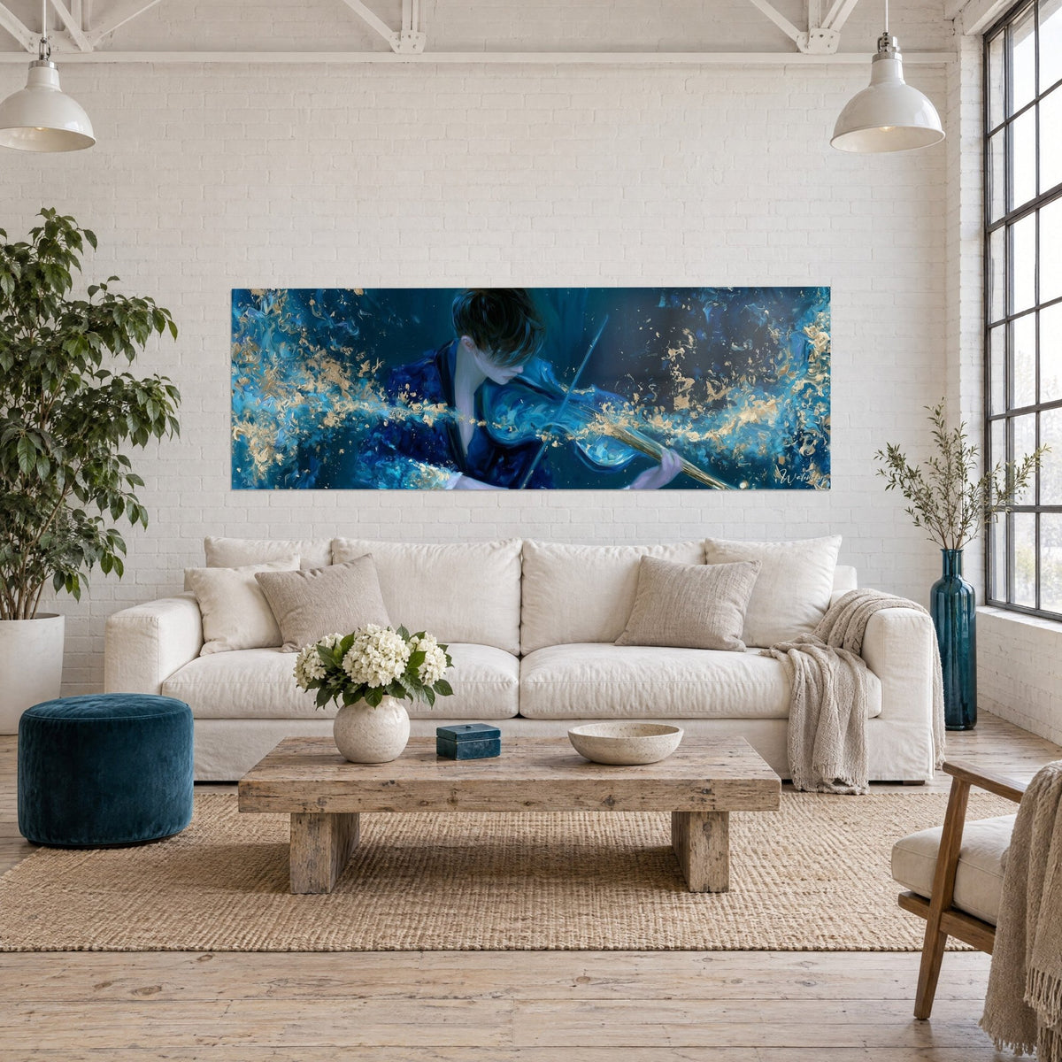 Tableau violoniste aux cheveux bruns penché sur son archet, bleu marine et or éclaboussé, au-dessus d'un canapé dans un salon lumineux