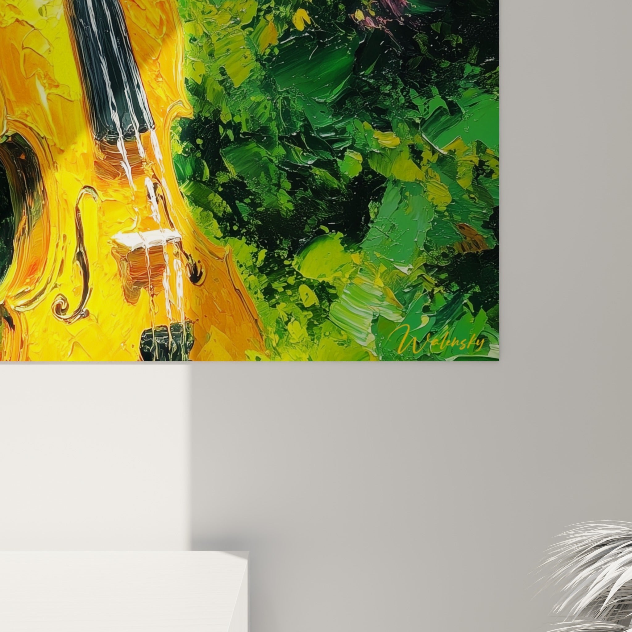 Empâtements dorés et coulures de peinture sur la caisse du violon, texture épaisse mêlée aux verts profonds du feuillage